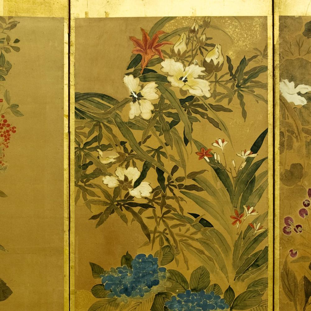 Achtteiliger botanischer Raumteiler mit Sommerblumen
Zeitraum: Spätes Edo
Größe: 352x117 cm (138x46 Zoll)
SKU: PTA42

Tauchen Sie ein in die Pracht des späten Edo-Japan mit unserem atemberaubenden botanischen Paravent mit acht Tafeln. Dieses
