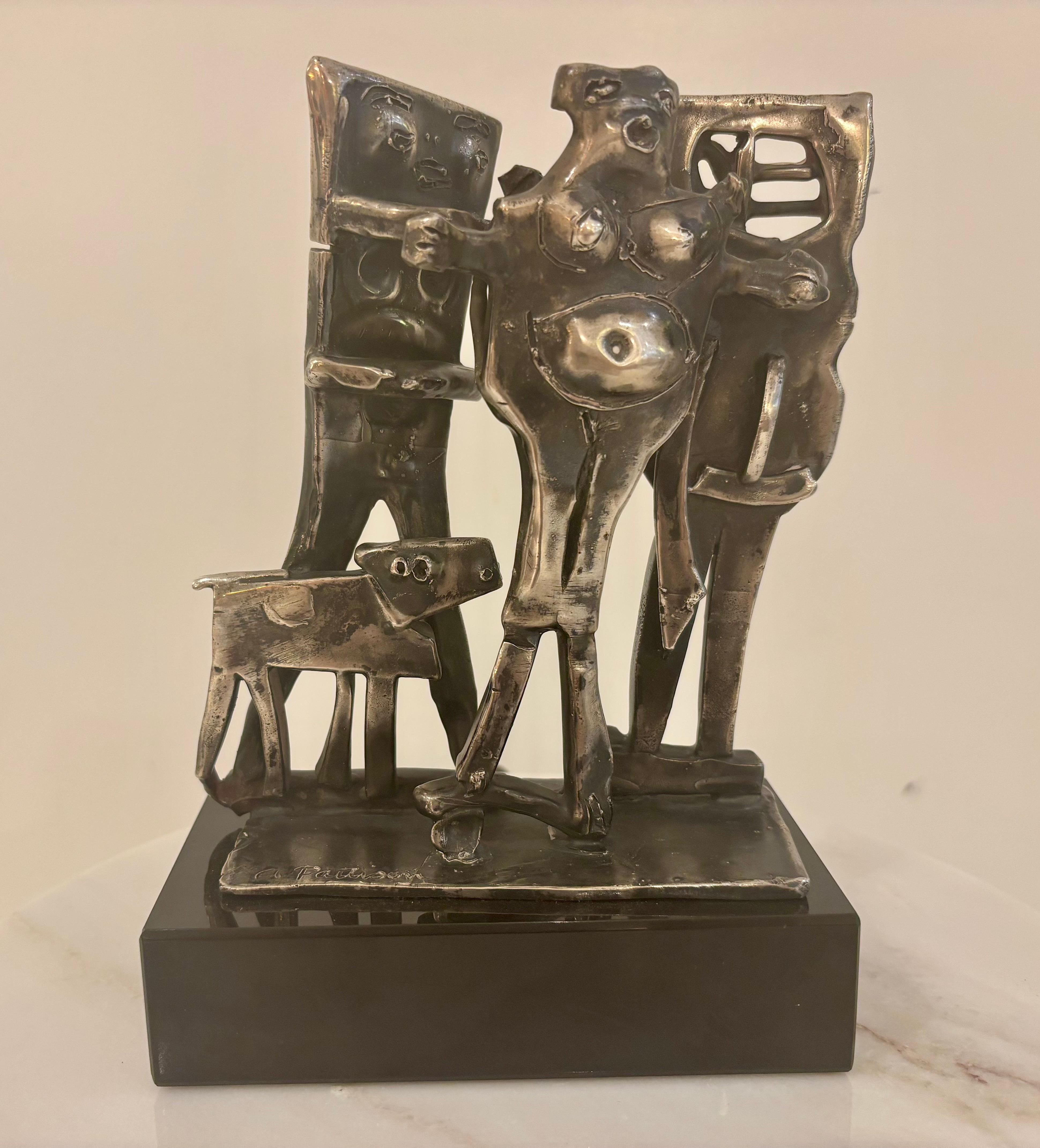 Diese seltene Sterlingsilber-Skulptur des amerikanischen Modernisten Abbott Pattison zeigt vier stilisierte Figuren in einem ausdrucksstarken brutalistischen Stil, von denen eine ein abstrahierter Hund zu sein scheint. Die durch kantige Geometrie