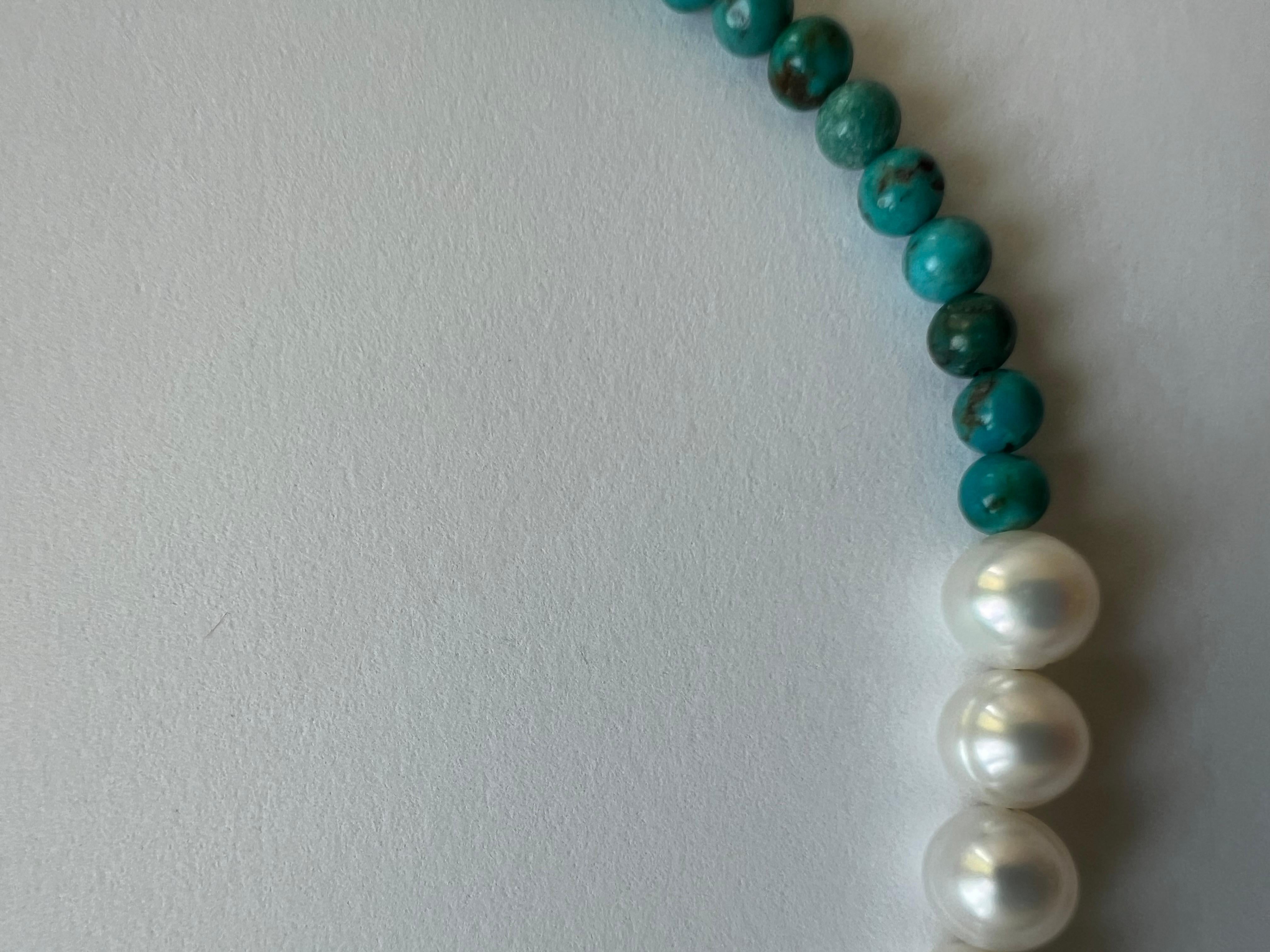 Summer Necklace with white Freshwater pearls and turquoise beads In New Condition For Sale In Boostedt, SH