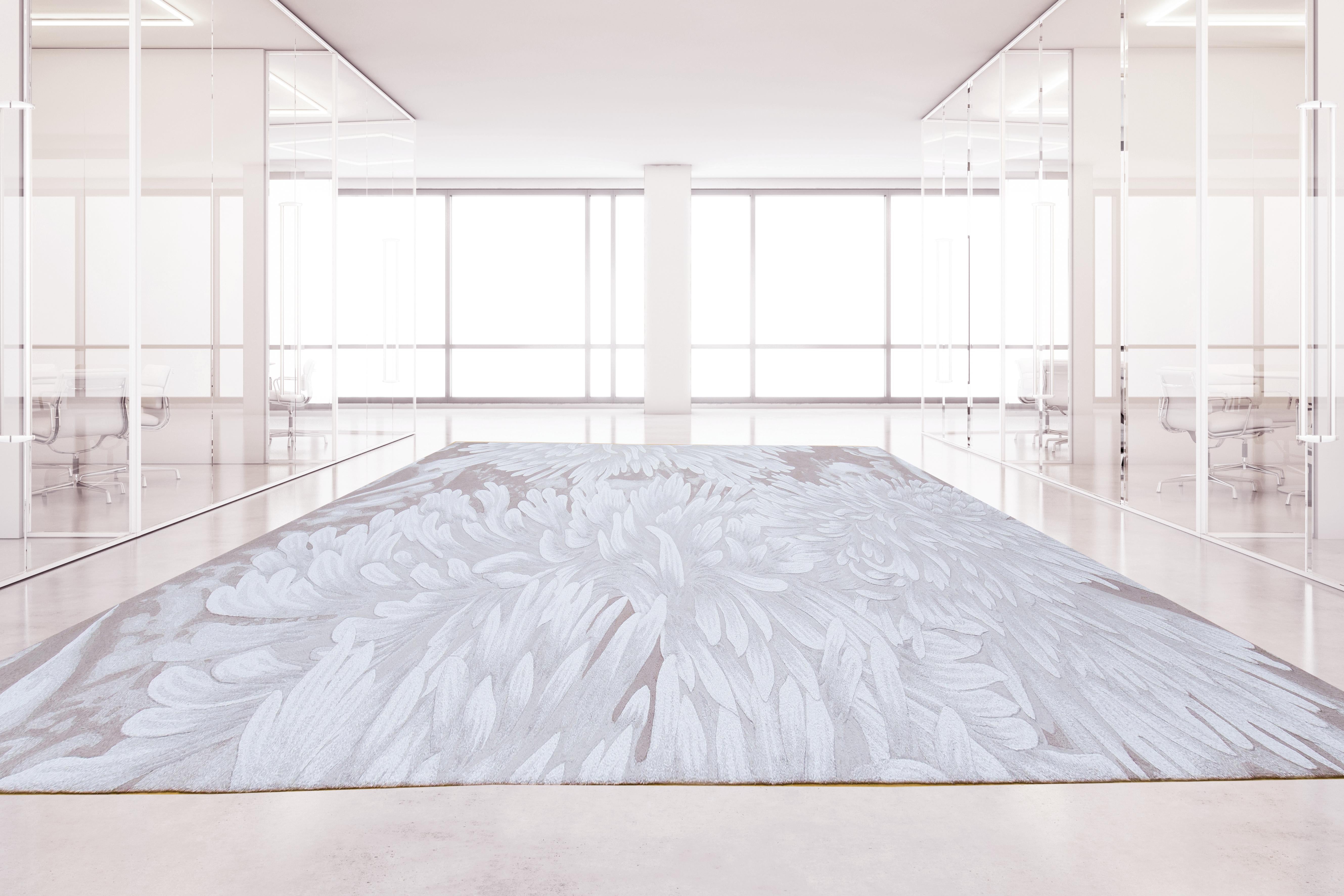 Le moderne tecniche artigianali incontrano lo chic cinese nel nostro tappeto di tendenza.

Summer Palace bilancia delicatamente un motivo decorativo a cascata in una tavolozza di beige tenui con riflessi bianchi e crema. Il motivo è intarsiato a