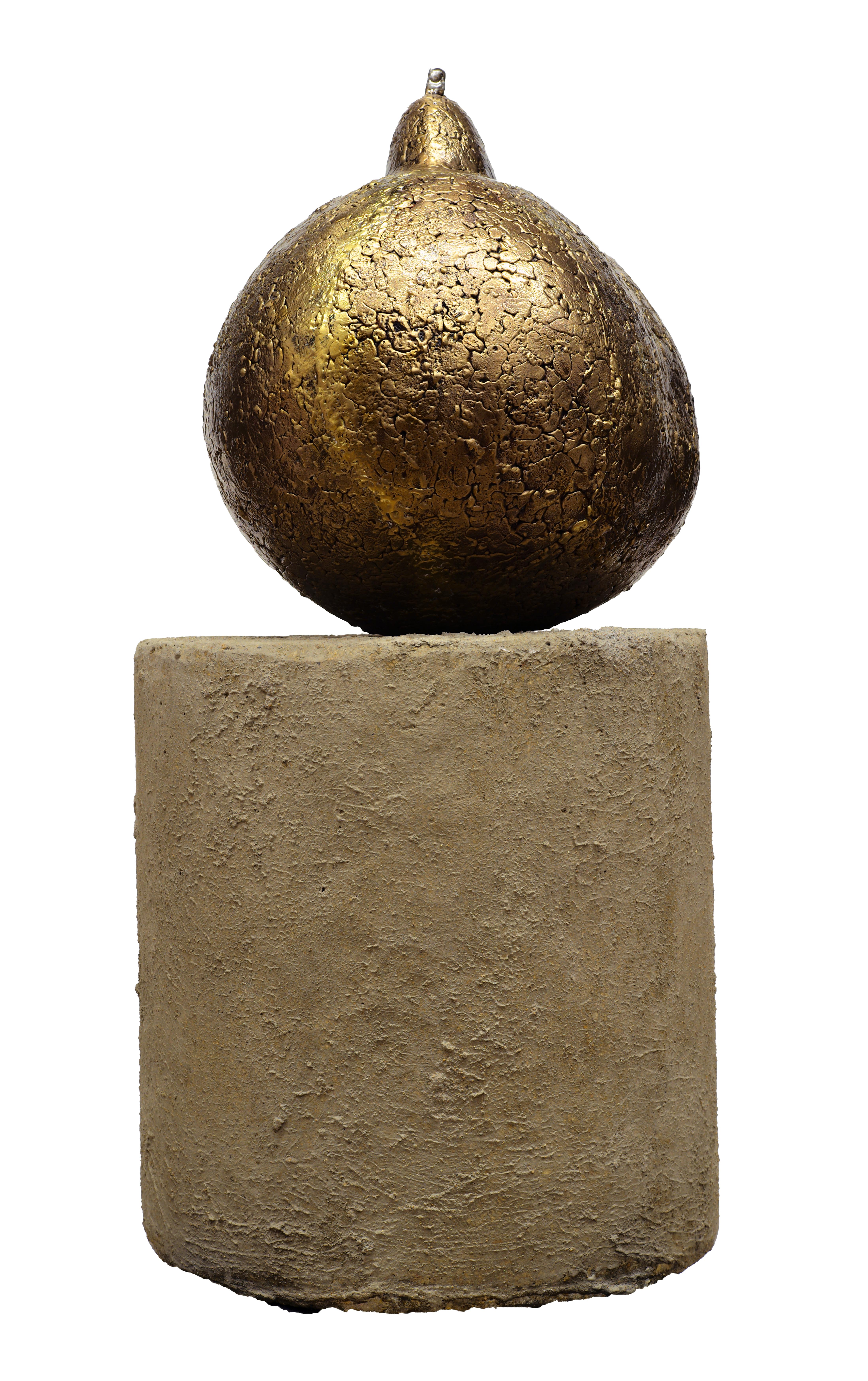 Nord-américain Poire d'été, sculpture en bronze avec surface dorée texturée sur base en béton en vente