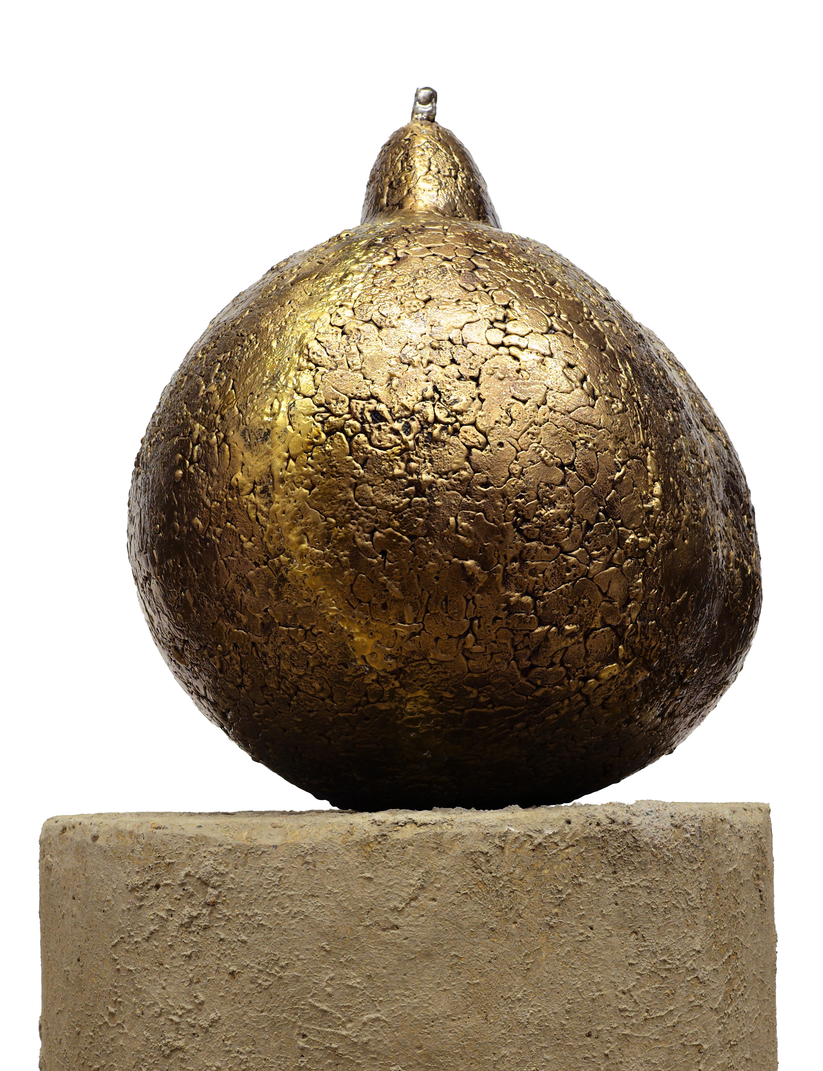 Fait main Poire d'été, sculpture en bronze avec surface dorée texturée sur base en béton en vente