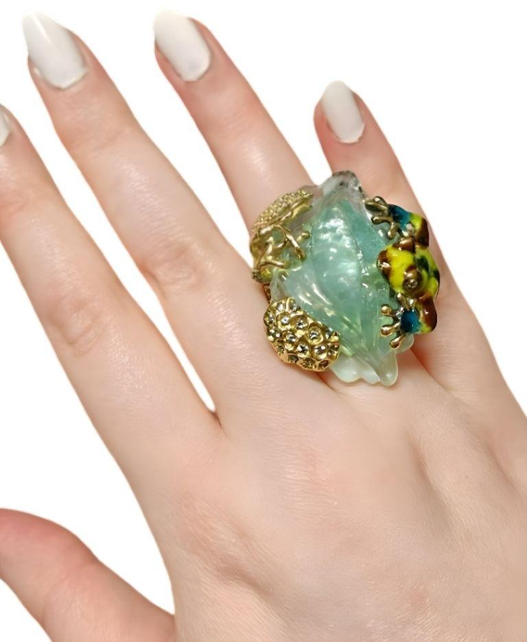 Artiste Bague en or jaune 18K émaillée à chaud avec un diamant de 64 ct. Aigue-marine par Konforti Jewelry en vente