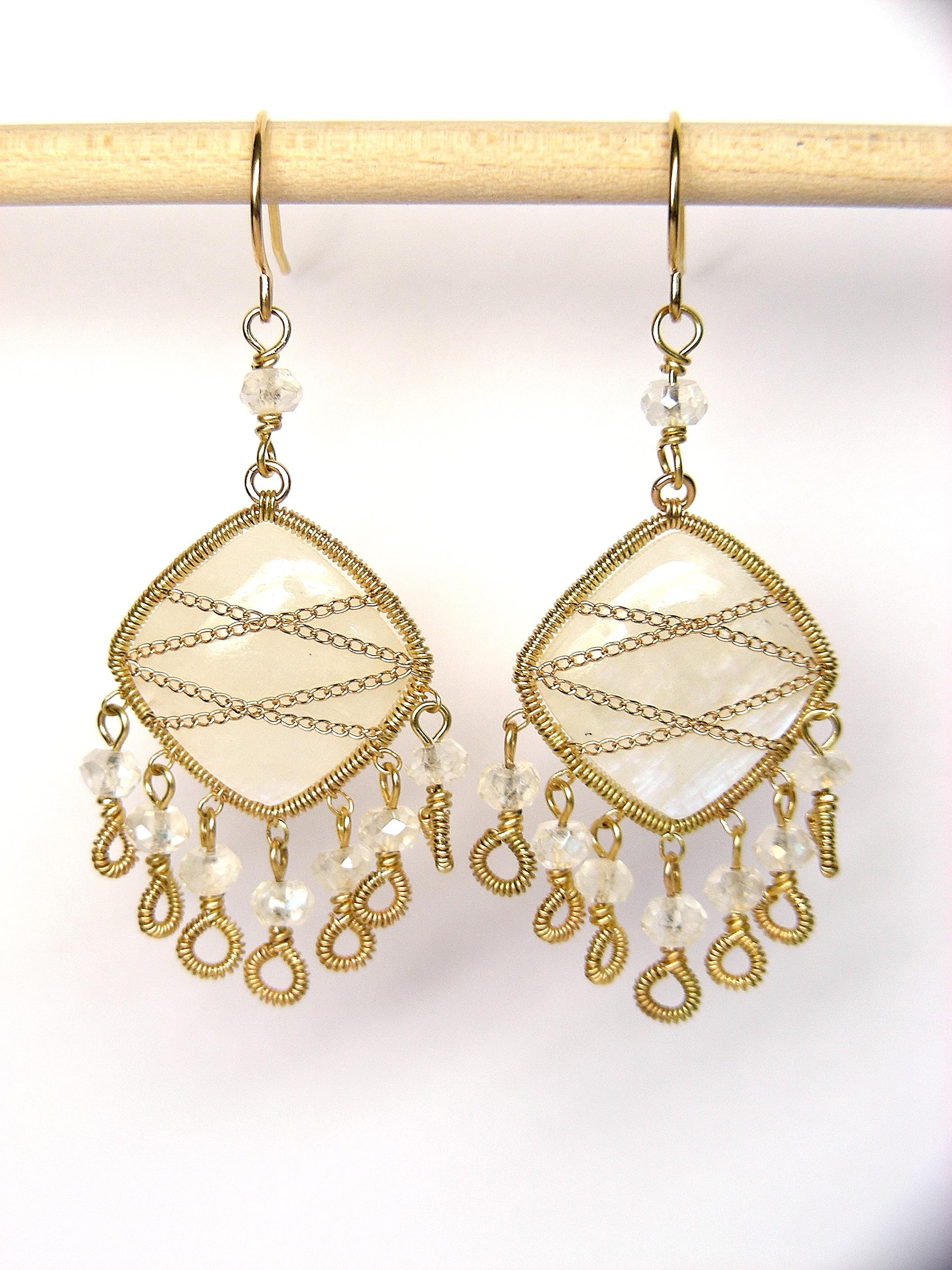 Summer Splash is a collection of easy to wear, fashion oriented hoop earrings to wear with lightness, chic and glam only this pieces for this collection 
Summer Splash Hoop 18k  Gold Earrings with Fumé Quartz Round Motif
Made in 100% 18kt gold and