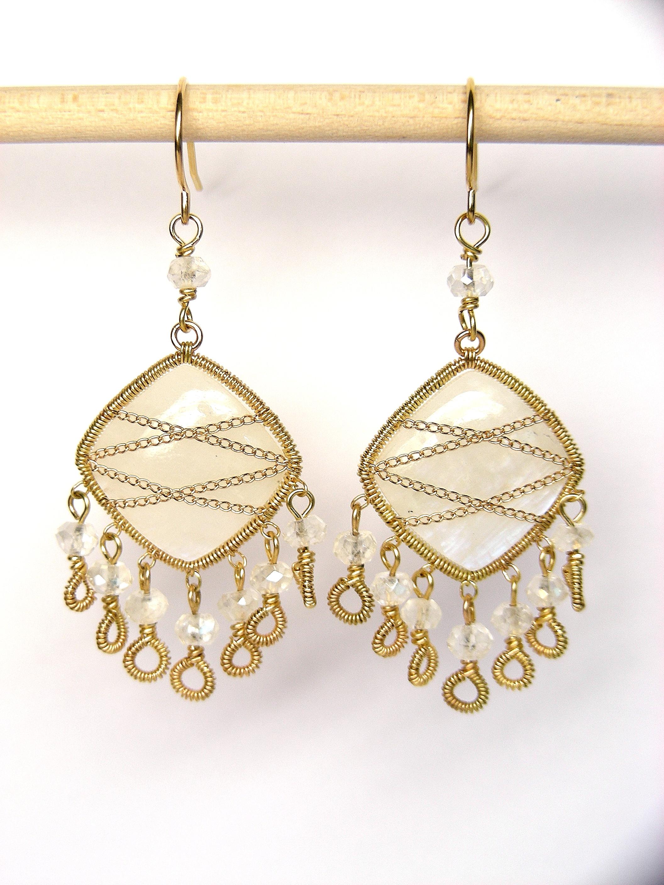 Summer Splash è una collezione di orecchini a cerchio facili da indossare e orientati alla moda, da portare con leggerezza, chic e glam Solo questi pezzi per questa collezione 
Cerchio Summer Splash 18k  Orecchini in oro con quarzo fumé e motivo