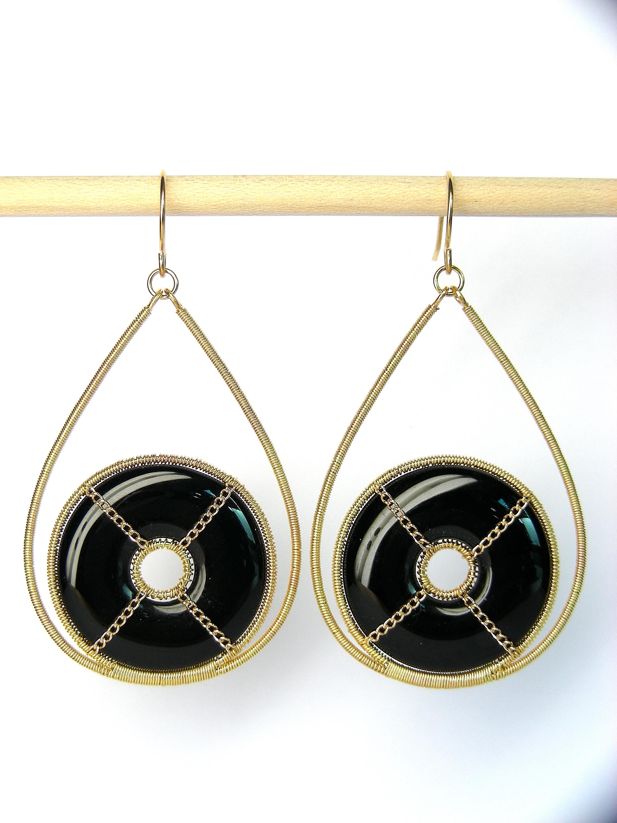 Summer Splash Hoop 18k Gold Earrings with Onyx Mandala In New Condition For Sale In Bilbao, ES