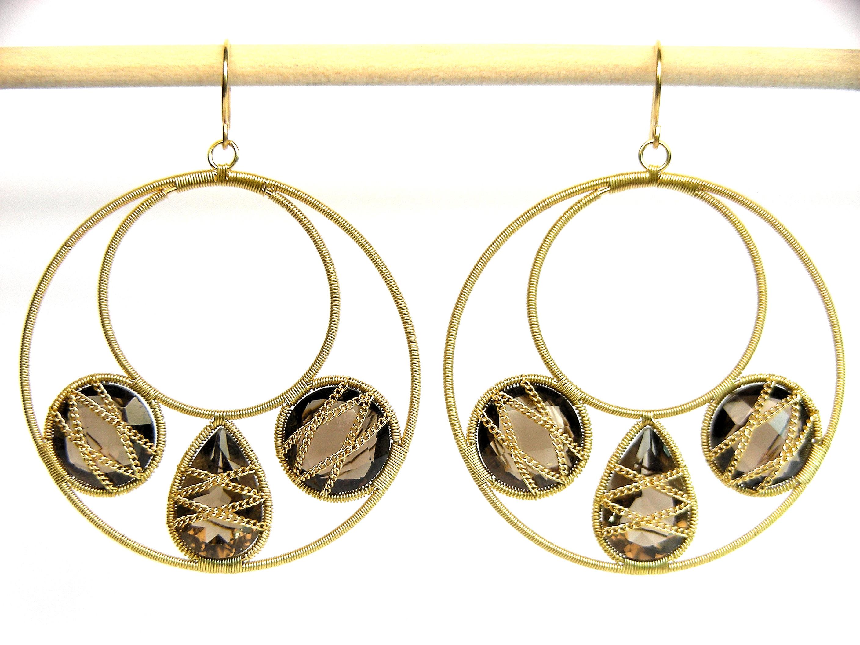 Sommer Splash Hoop Mandala 18k Gold Ohrringe mit 4 Rauchquarz-Motiven Damen im Angebot