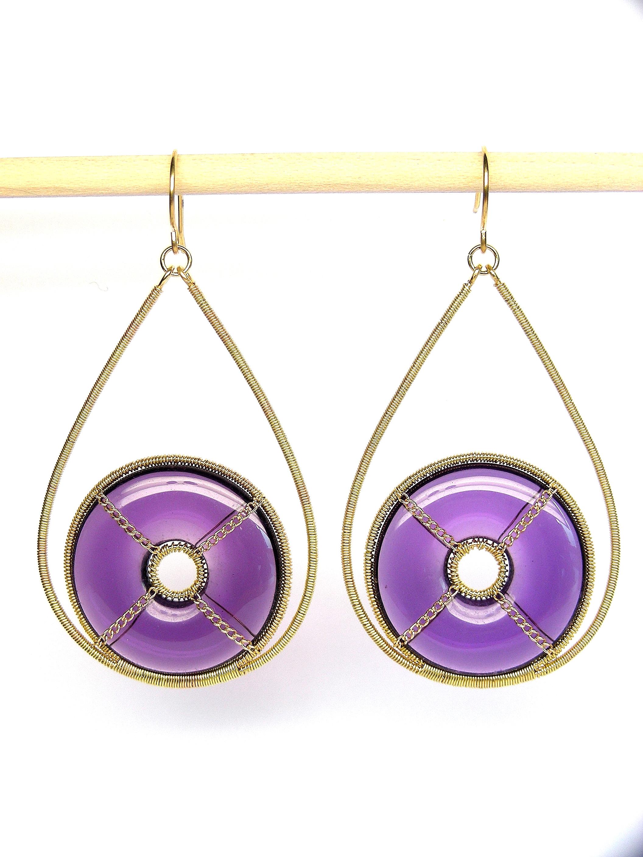 Contemporary Summer Splash Hoop 18k Gold Earrings with amethyst Crystals For Sale