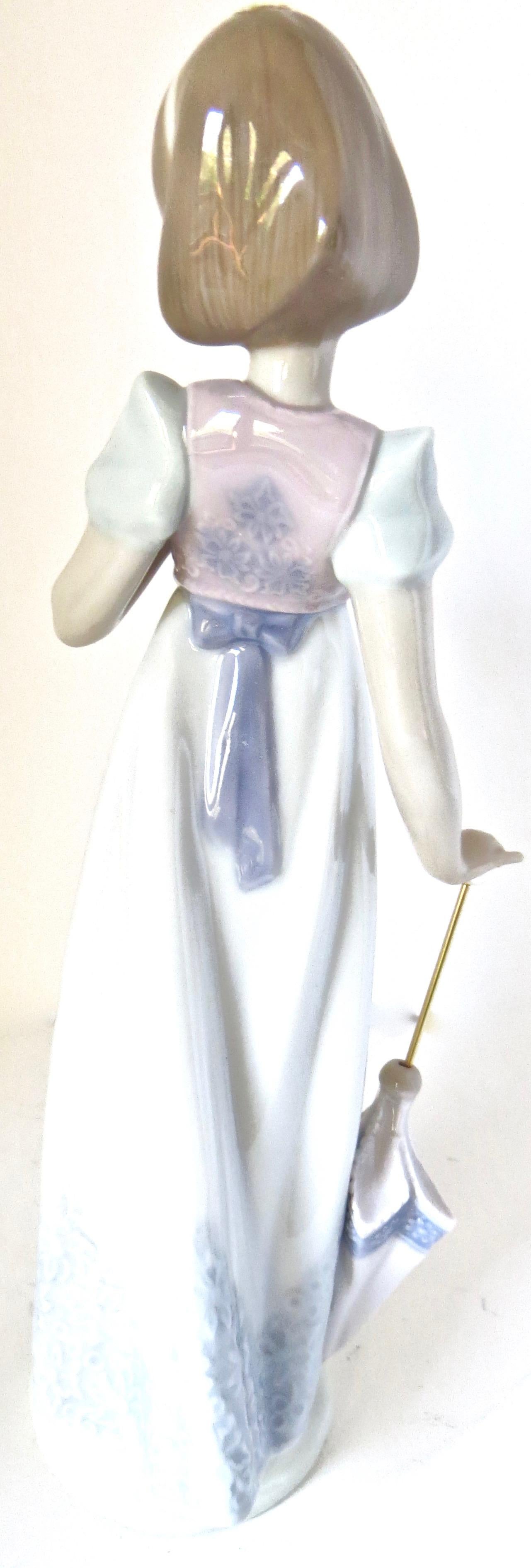 „Sommerstrampler“ Porzellanfigur von Lladro, Spanien, „Junges Mädchen mit Schirm“ (Moderne) im Angebot