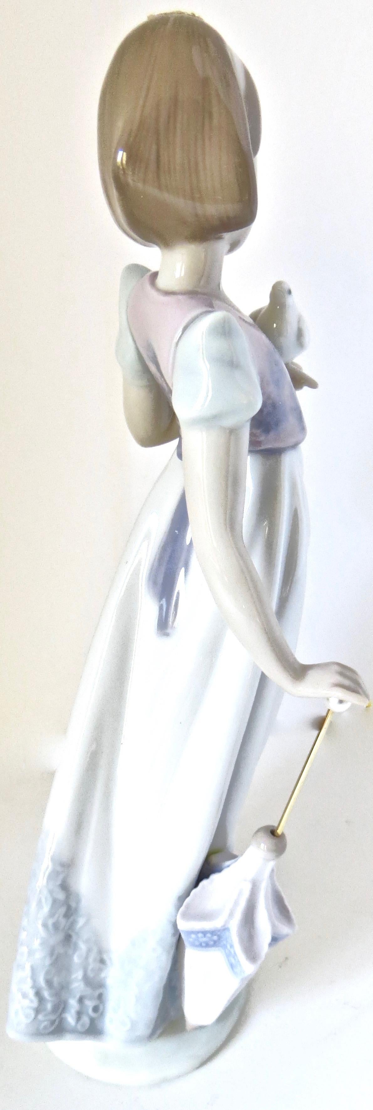 Espagnol Figurine en porcelaine Summer Stroll de Lladro, Espagne, « Jeune fille avec parapluie » en vente