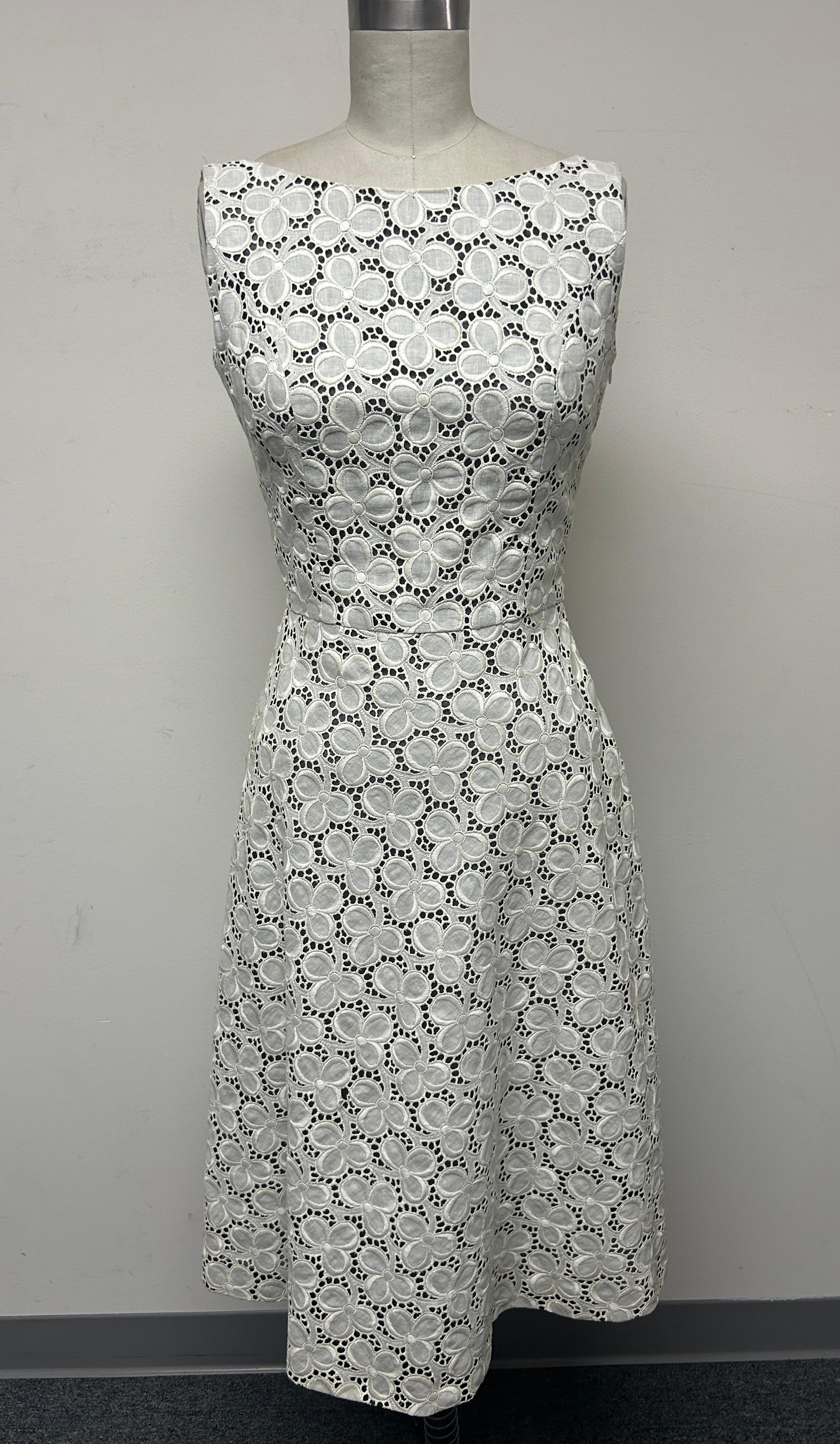 Espalda baja, entallada y con vuelo en precioso ojal de algodón 100% importado forrado de organza negra. Es una silueta fácil de línea A. Es perfecto para el día y la noche, y se puede llevar tanto elegante como informal. Un verdadero complemento