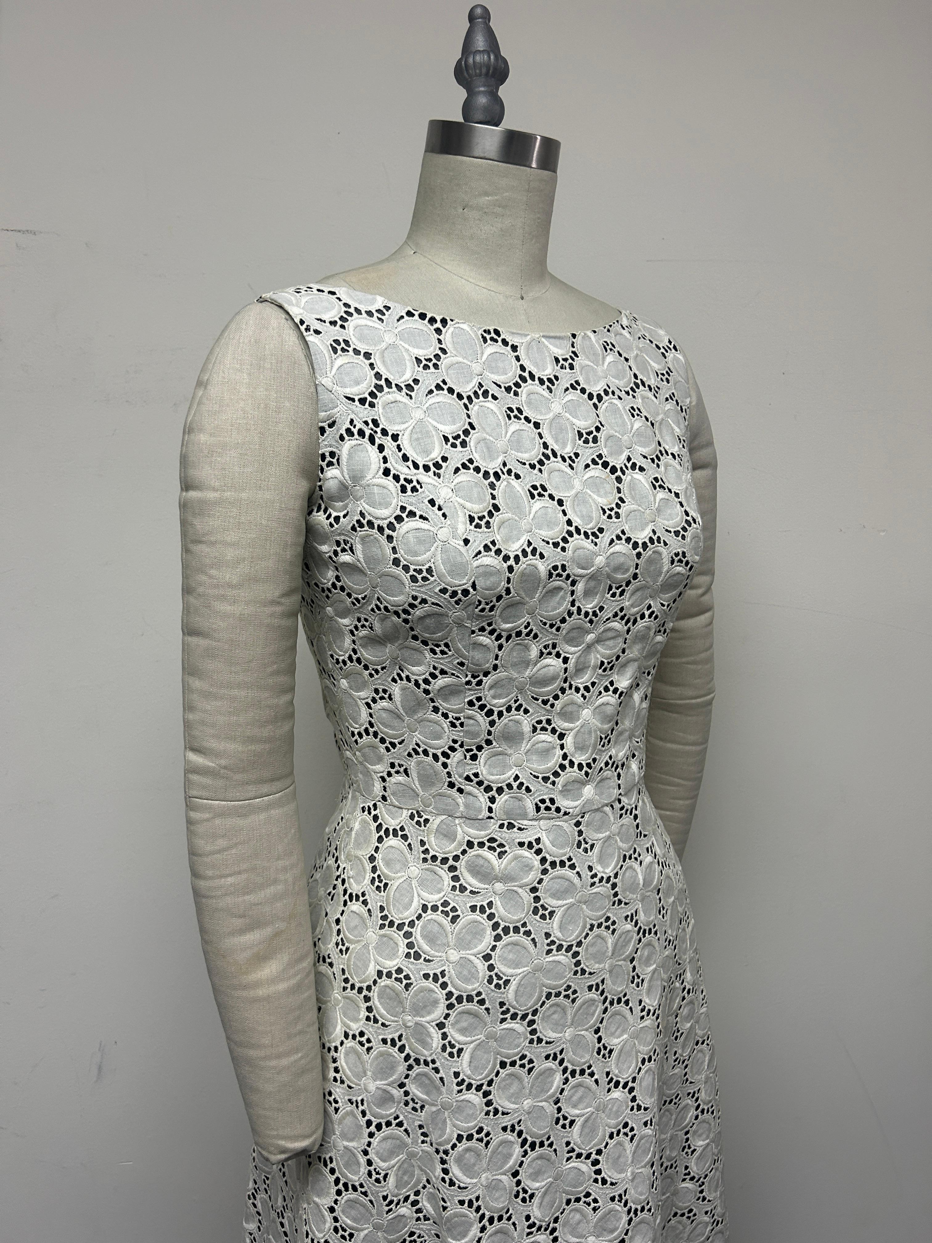 Vestido de verano en ojal blanco en venta 1