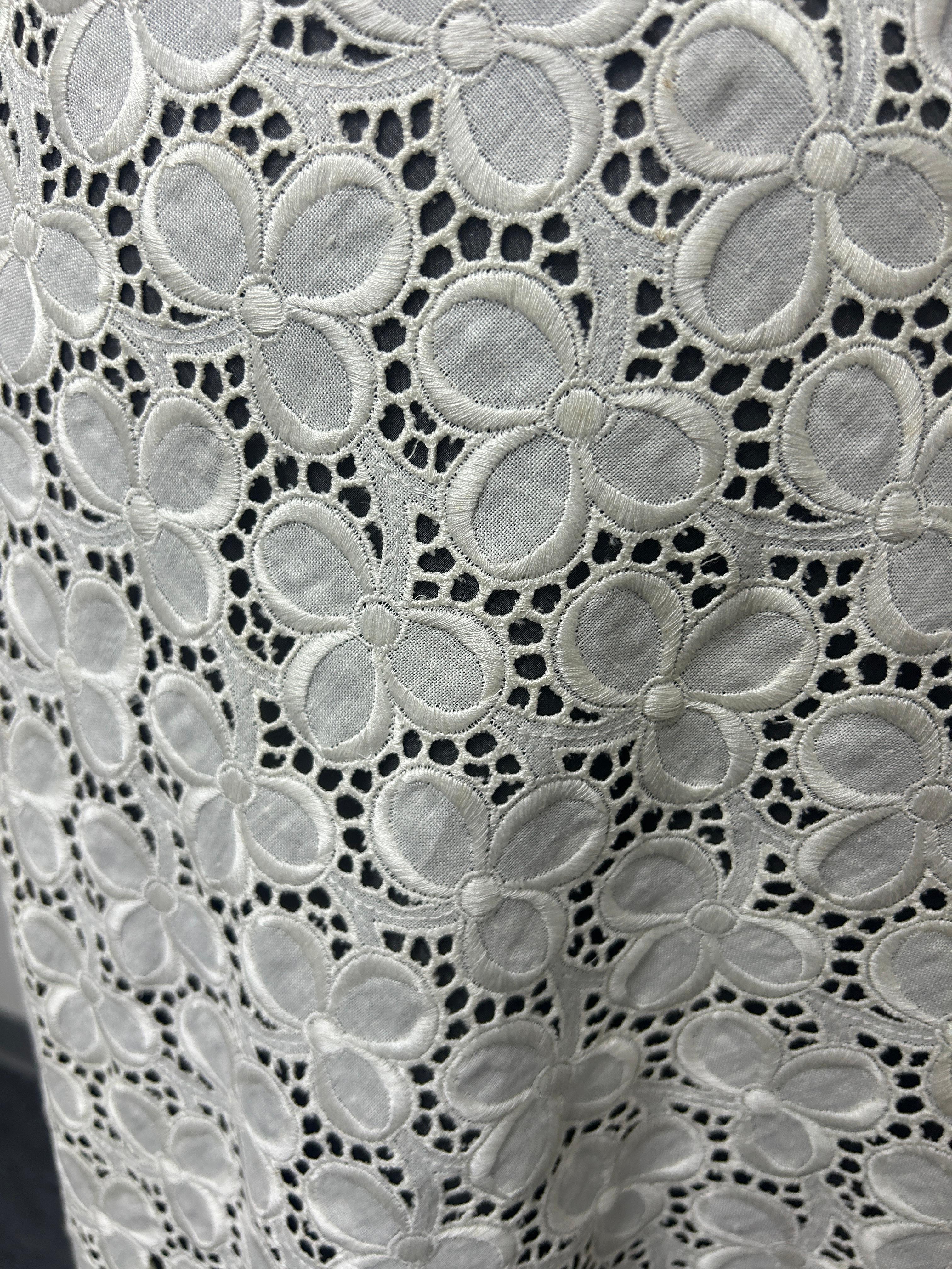 Vestido de verano en ojal blanco en venta 2