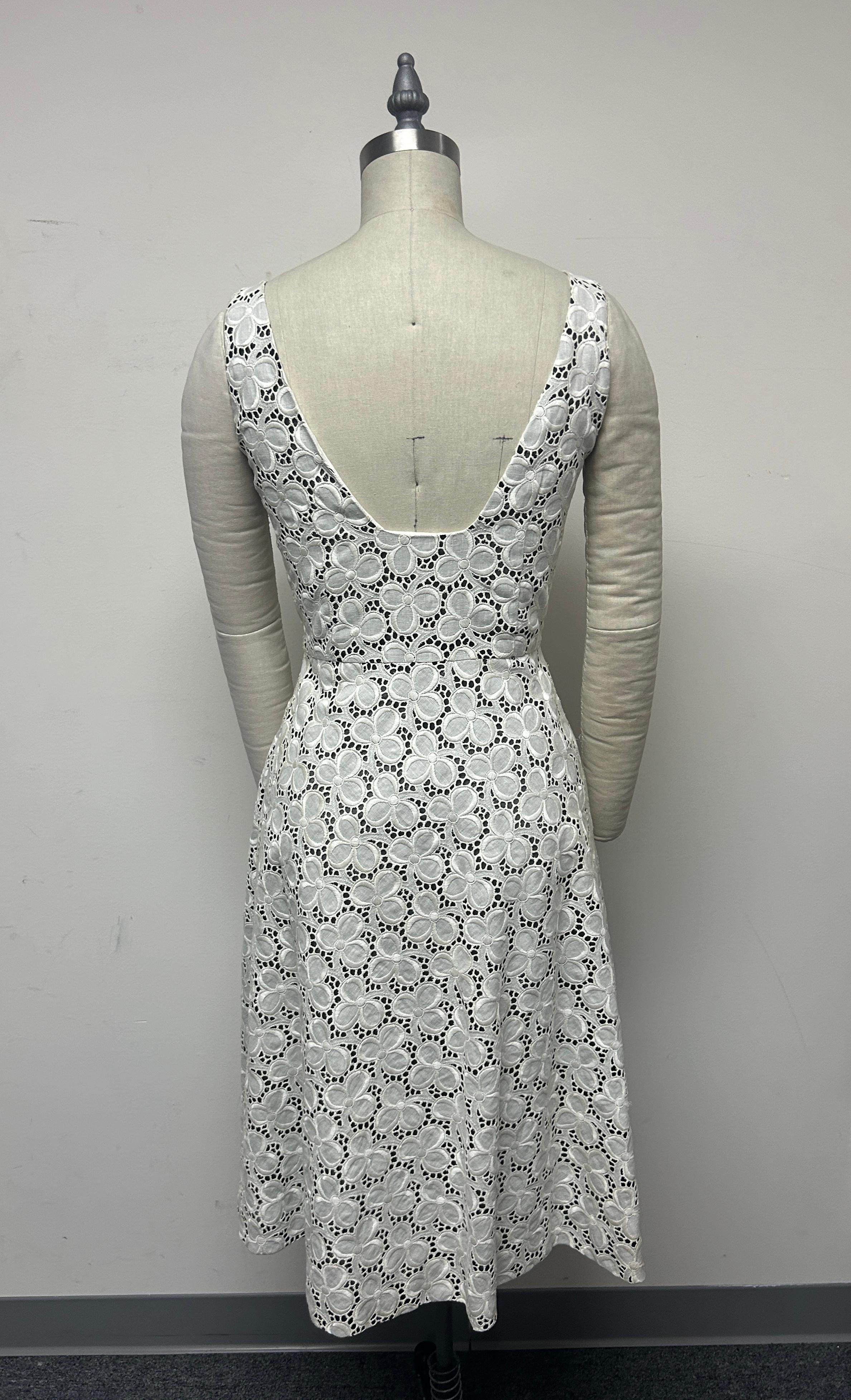 Vestido de verano en ojal blanco en venta 3