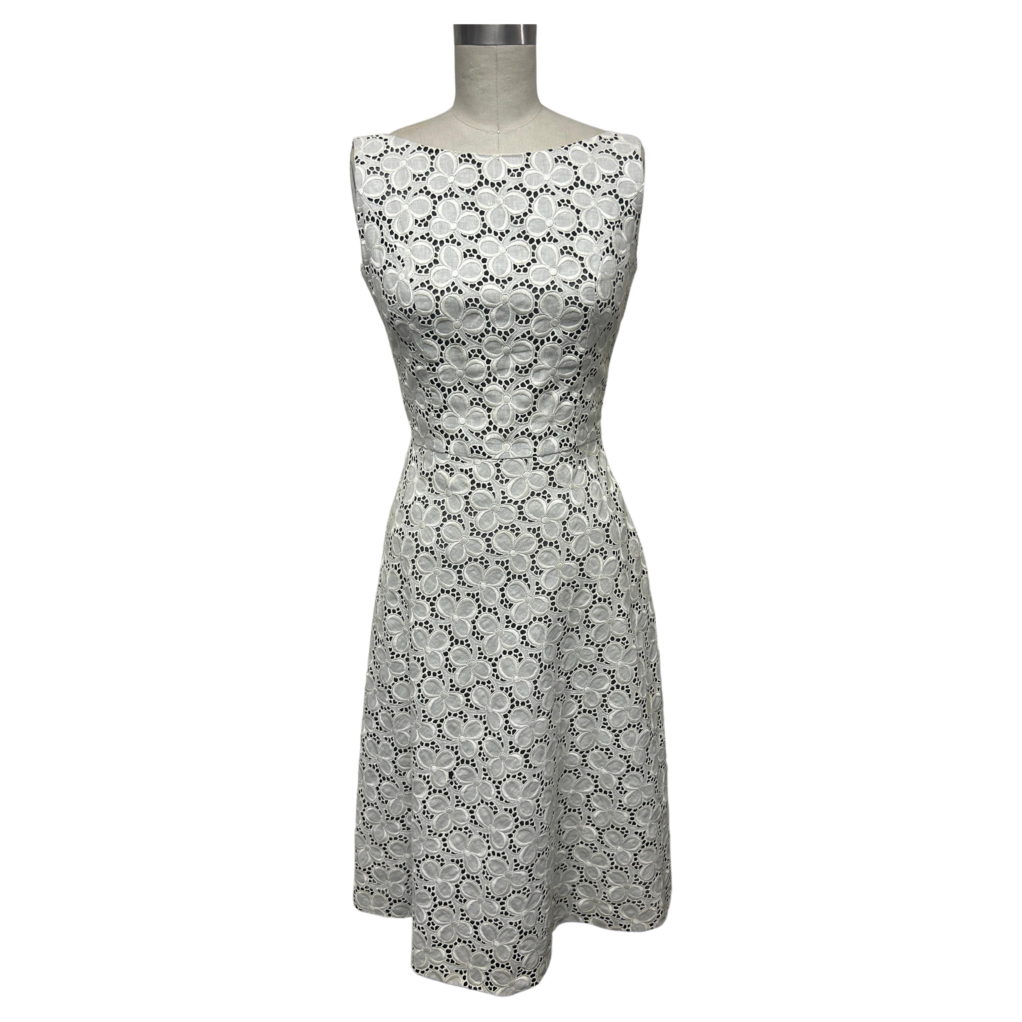 Vestido de verano en ojal blanco en venta