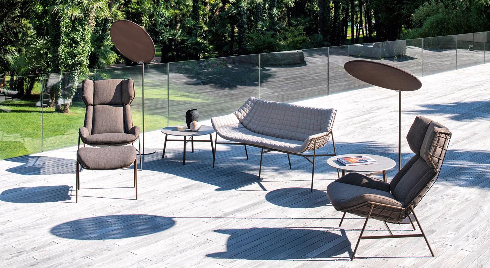 Der Relaxsessel Bergère aus der Collection'S SUMMER SET besticht durch sein essentielles und futuristisches Design, das durch eine Netzstruktur und ein anpassbares Metallfadengeflecht in verschiedenen Farben hervorgehoben wird. Dieser Sessel wurde