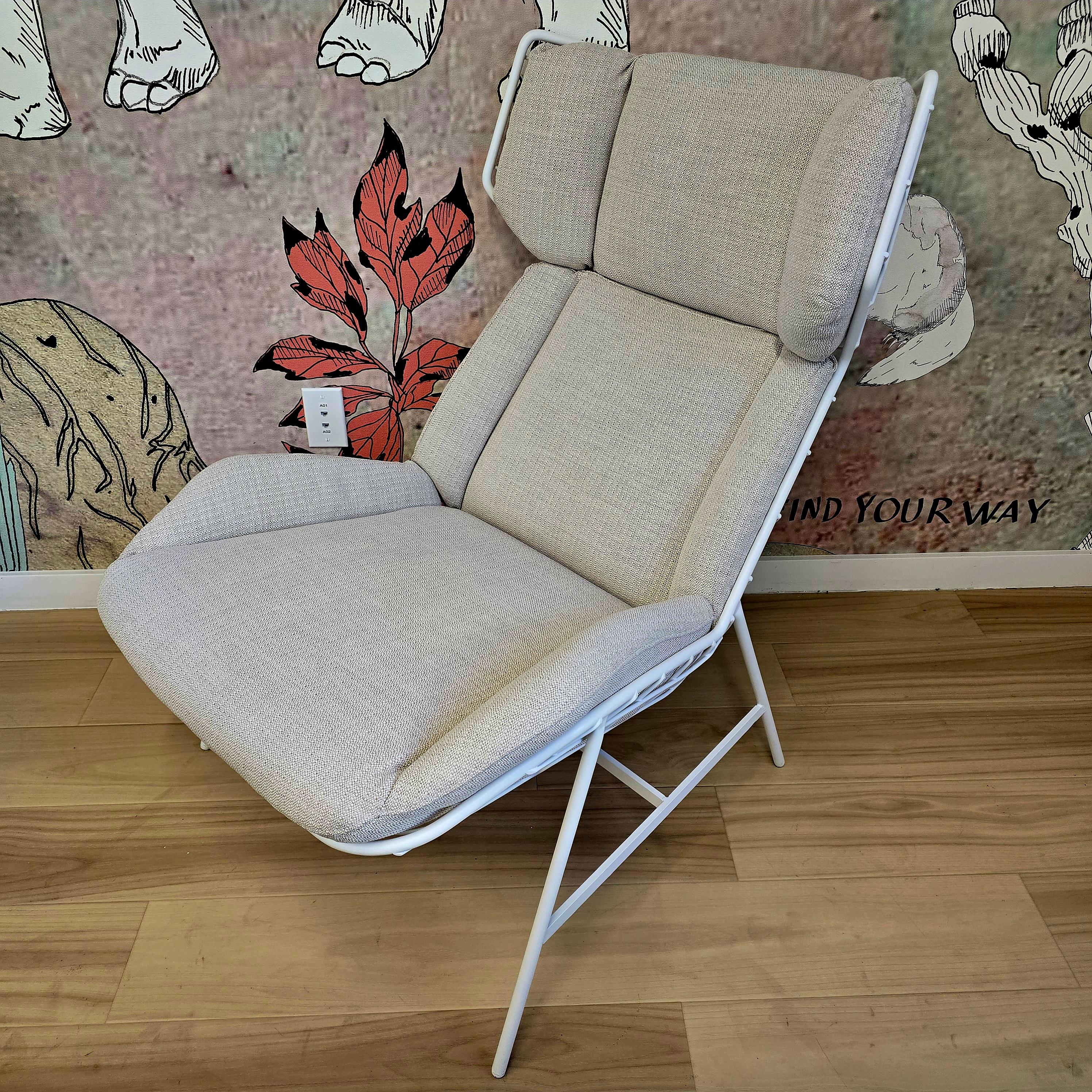 Il design della classica poltrona bergère trova una nuova espressione in una seduta moderna che combina estetica e comfort secondo un equilibrio perfetto.
Il Set bergère relax ha una struttura a rete in acciaio verniciato a polvere con trattamento