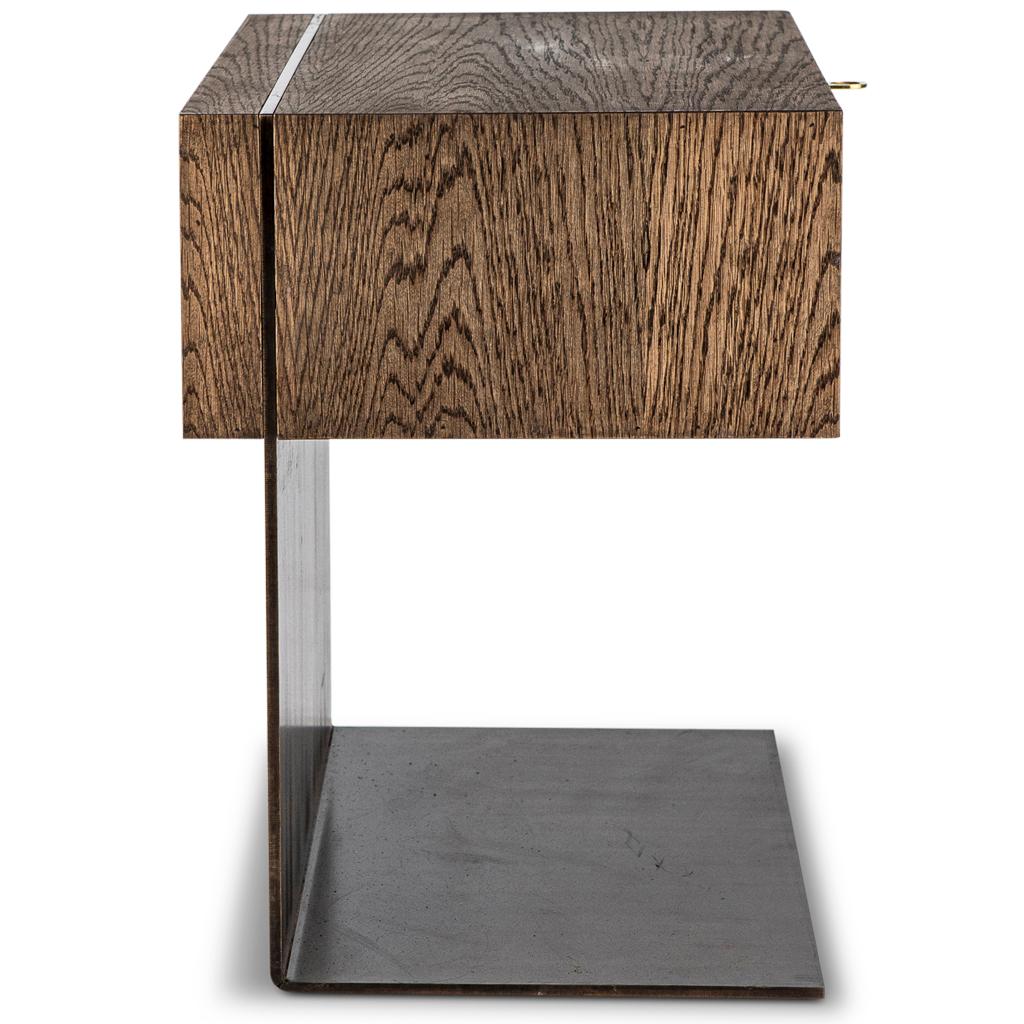 Sommergeschnitzter Nachttischsockel aus geräuchertem Eichenholz, massivem Messing und Bronzestahl (Moderne) im Angebot