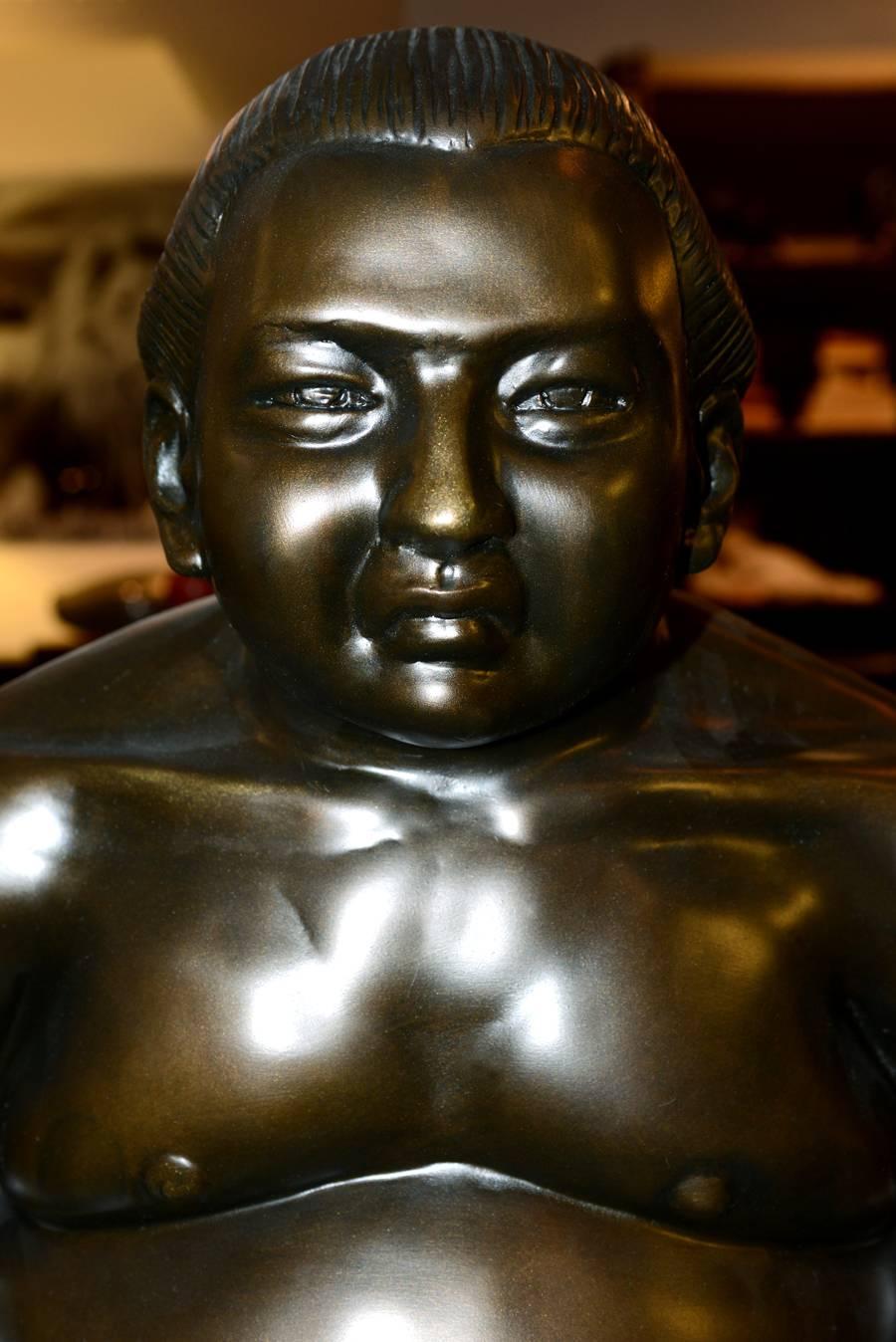 Sumo sculpture in resin in bronzage 
finish, on metal base.

 