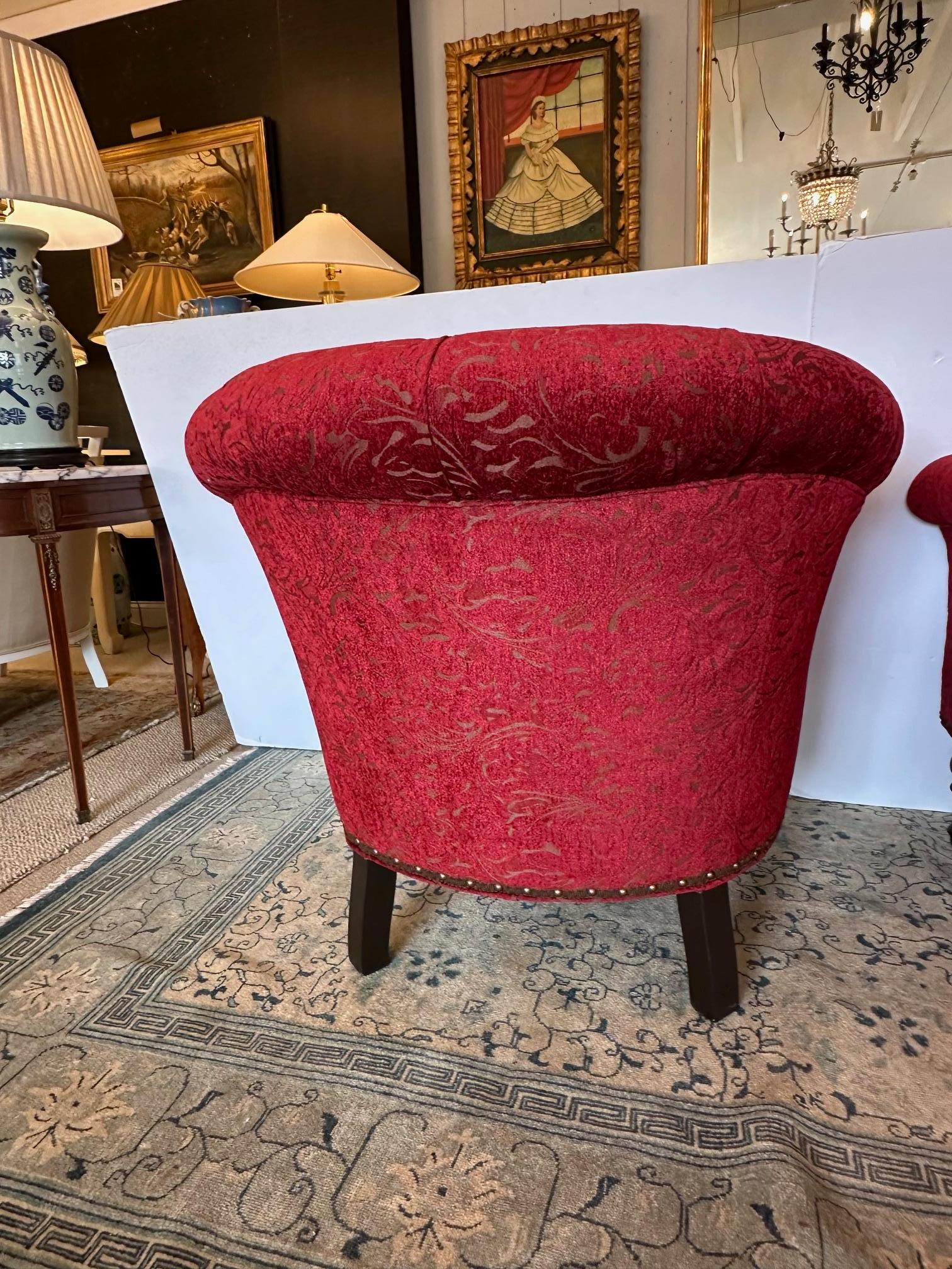 Sontuosa sedia da club imbottita e trapuntata a forma di barile di Arhaus in vendita 4