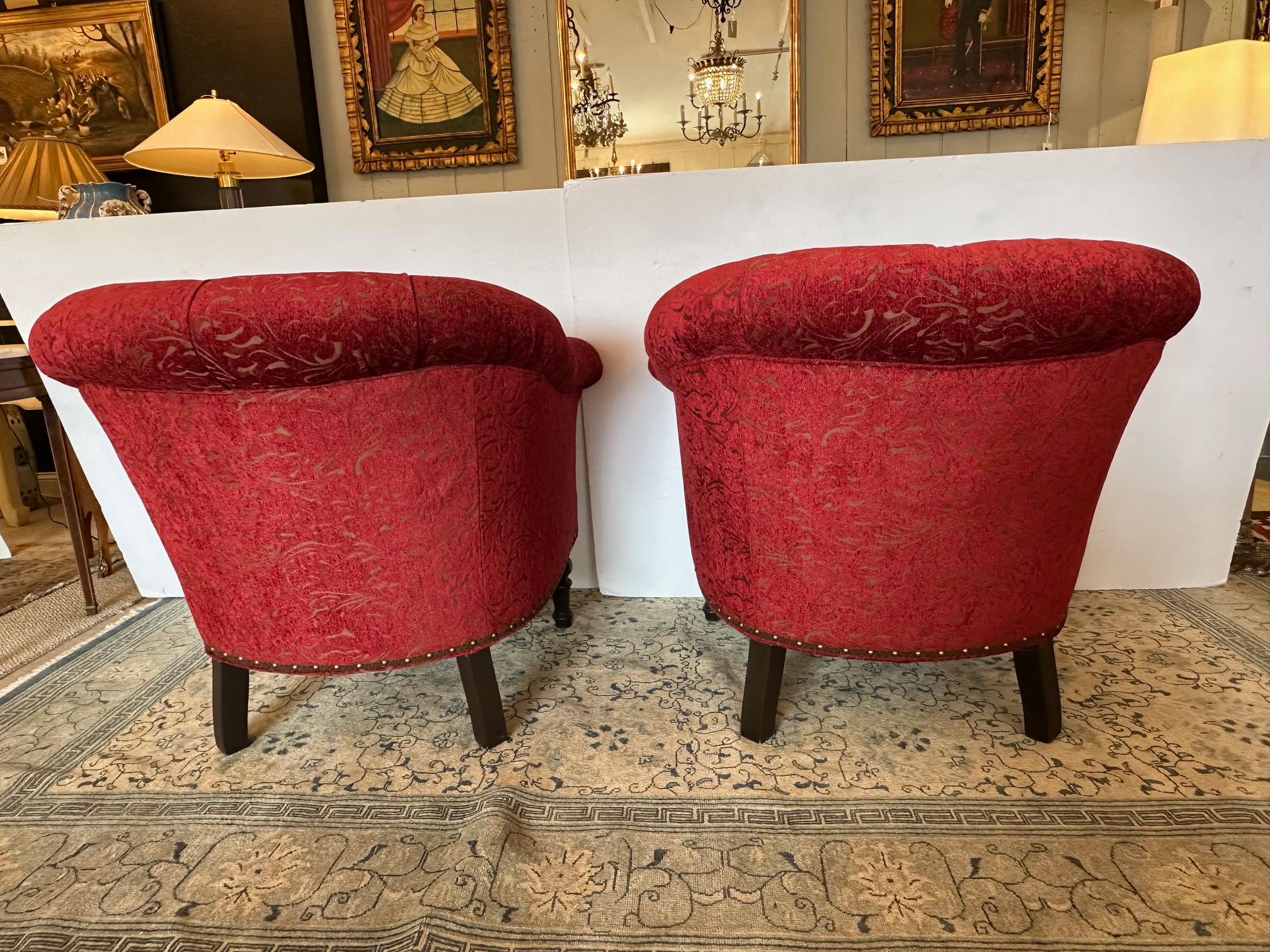 Sontuosa sedia da club imbottita e trapuntata a forma di barile di Arhaus in vendita 6