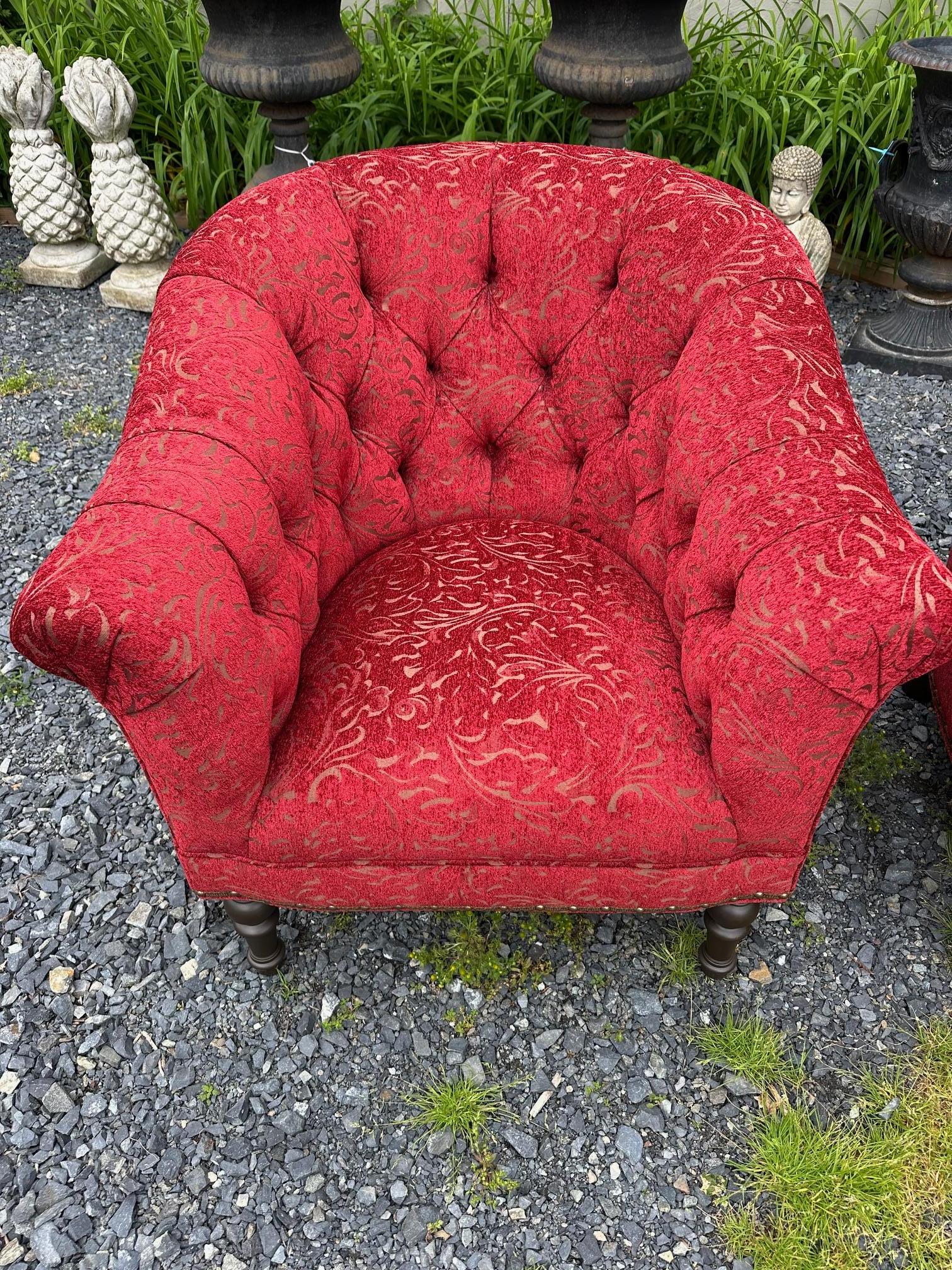 Lussuose sedie club imbottite di design di Arhaus.  A forma di barile, con interni a ciuffi sugli schienali e gambe tornite in noce.  

NOTA:  È disponibile anche il divano abbinato. 

Seduta: 20