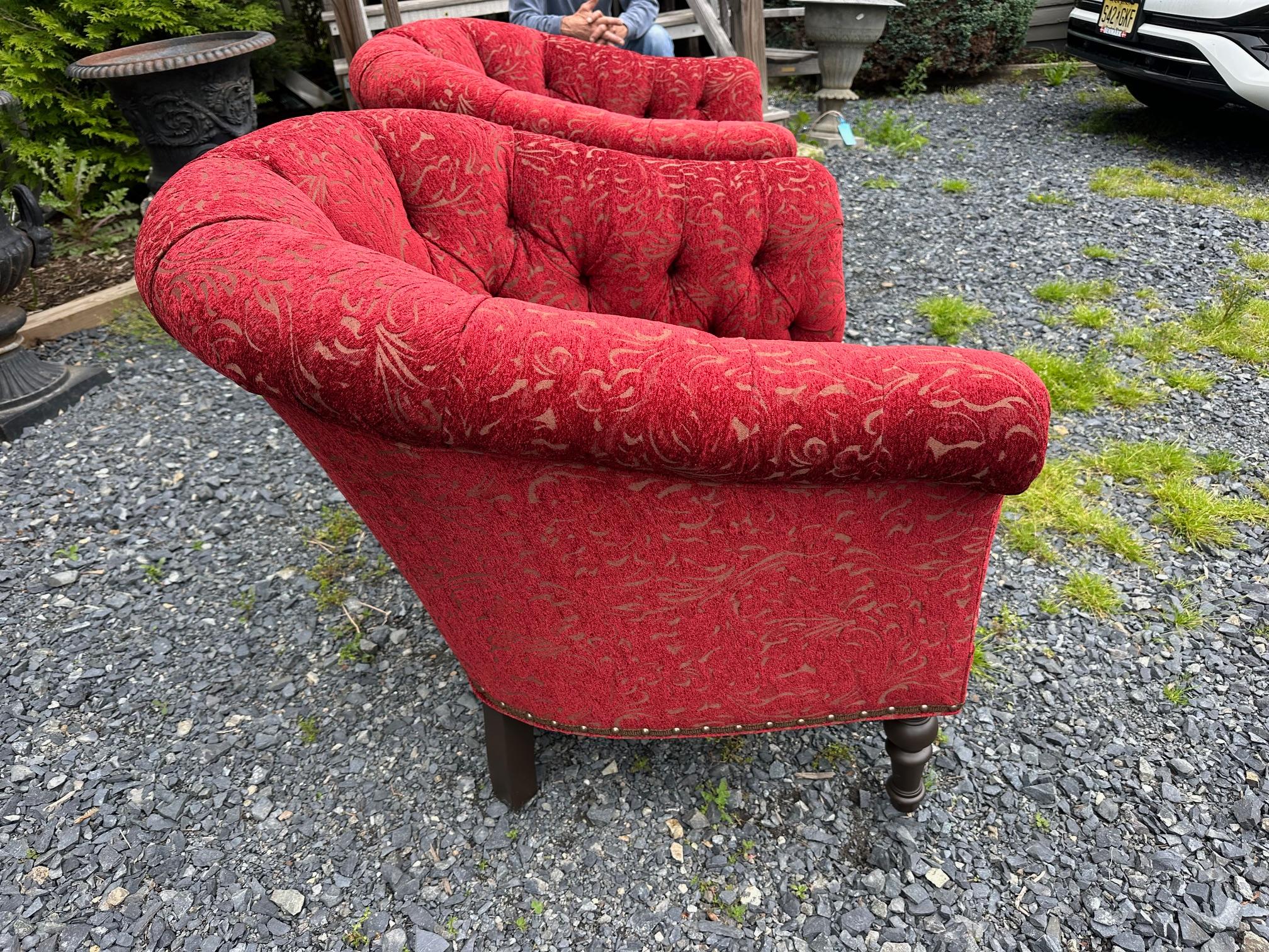 XXI secolo e contemporaneo Sontuosa sedia da club imbottita e trapuntata a forma di barile di Arhaus in vendita