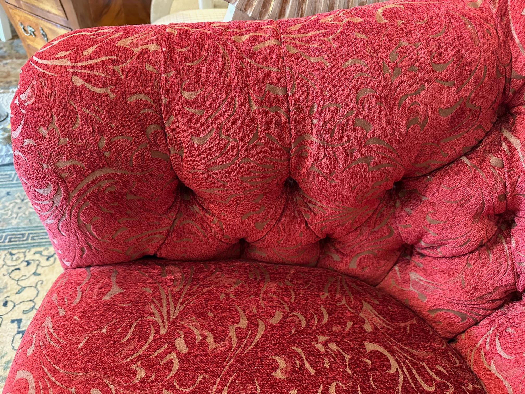 Tappezzeria Sontuosa sedia da club imbottita e trapuntata a forma di barile di Arhaus in vendita