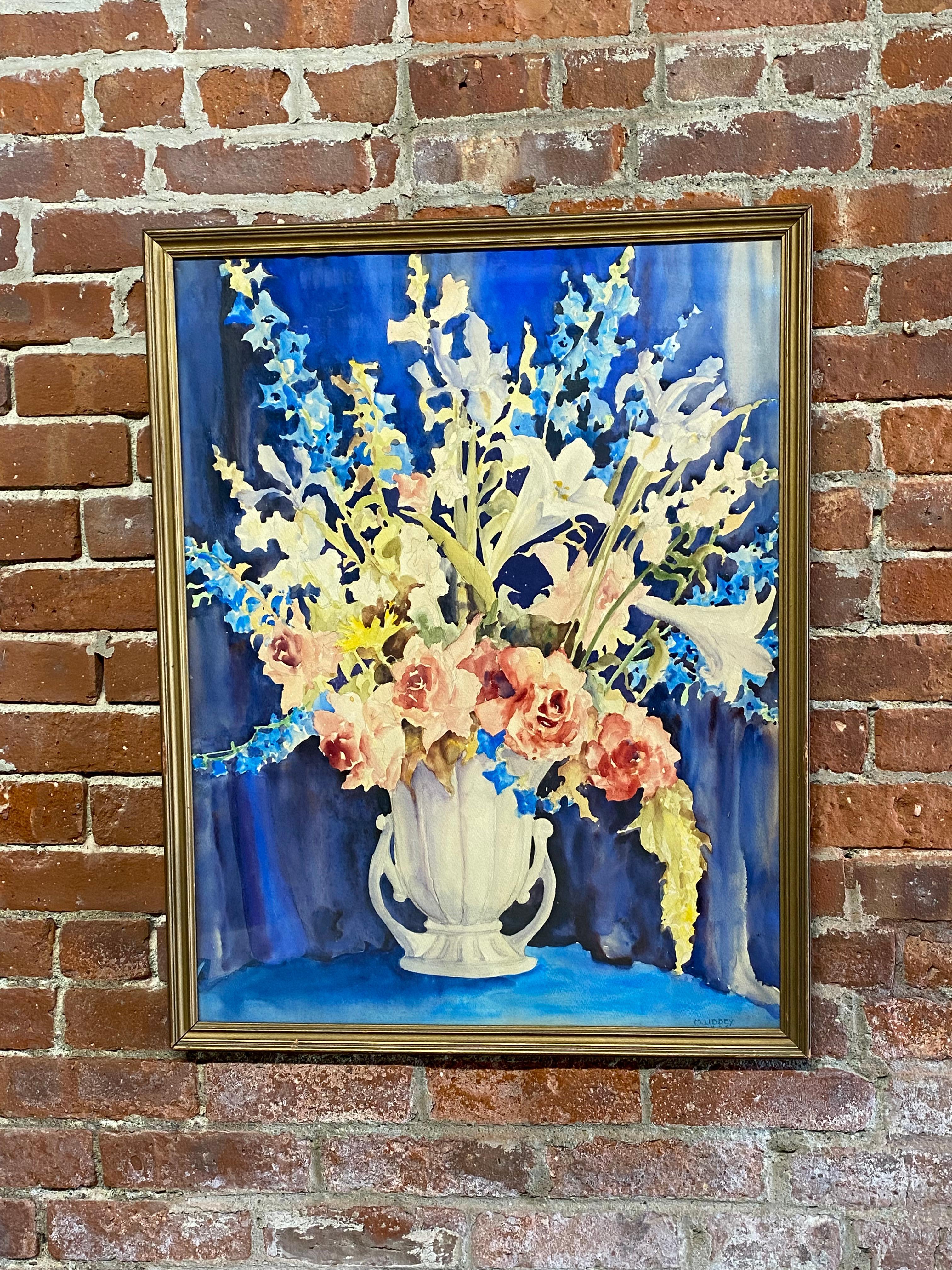 Somptueuse aquarelle florale en cascade de l'ère Art déco. Fond bleu brillant avec un étonnant arrangement floral présenté dans un vase à poignée d'époque Art déco. Signé au crayon, M. Libbey en bas à droite. Il y a aussi des initiales sous le nom.