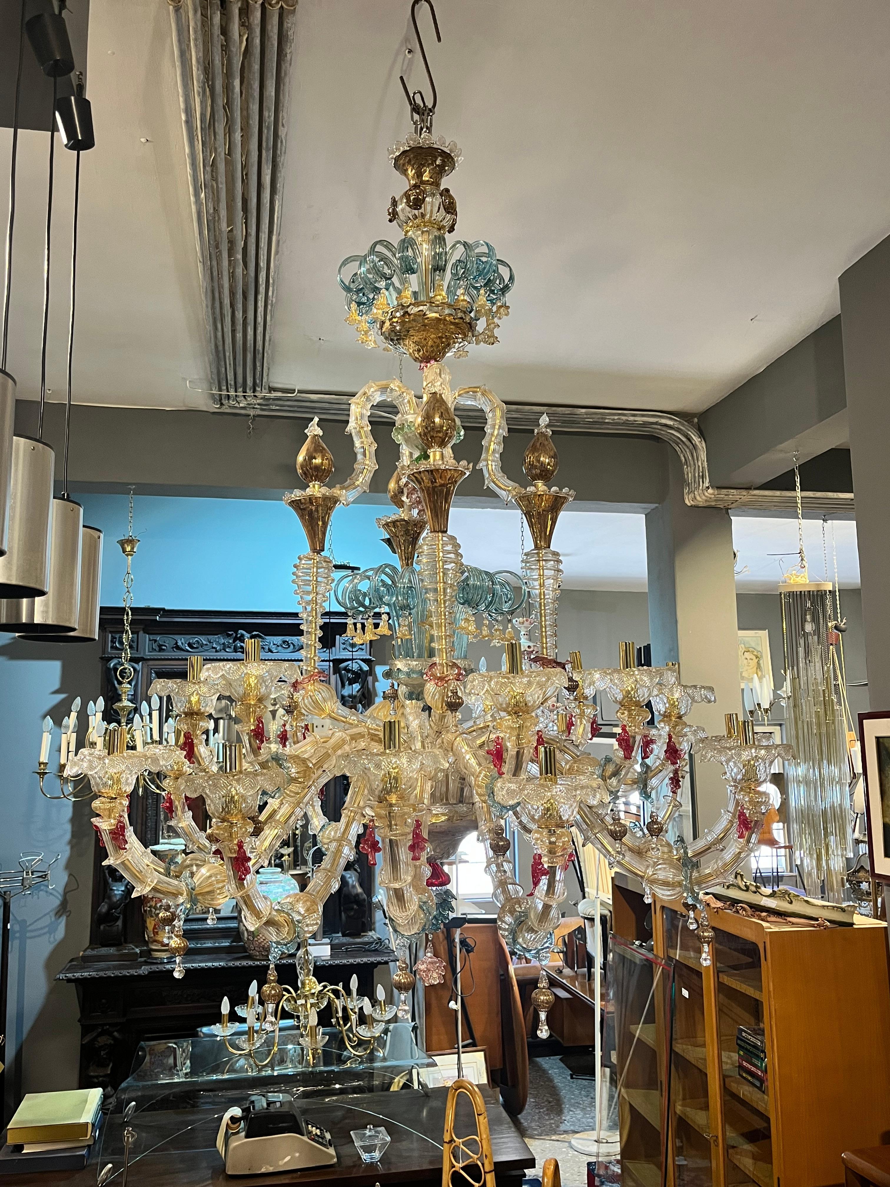Sumptuous chandelier in Murano Ca'rezzonico with 20 lights. Produced in good condition. Please view the attached images carefully. and first traces of production of Murano glass chandeliers by Venetian glassmakers date back to around 1700.
Since the