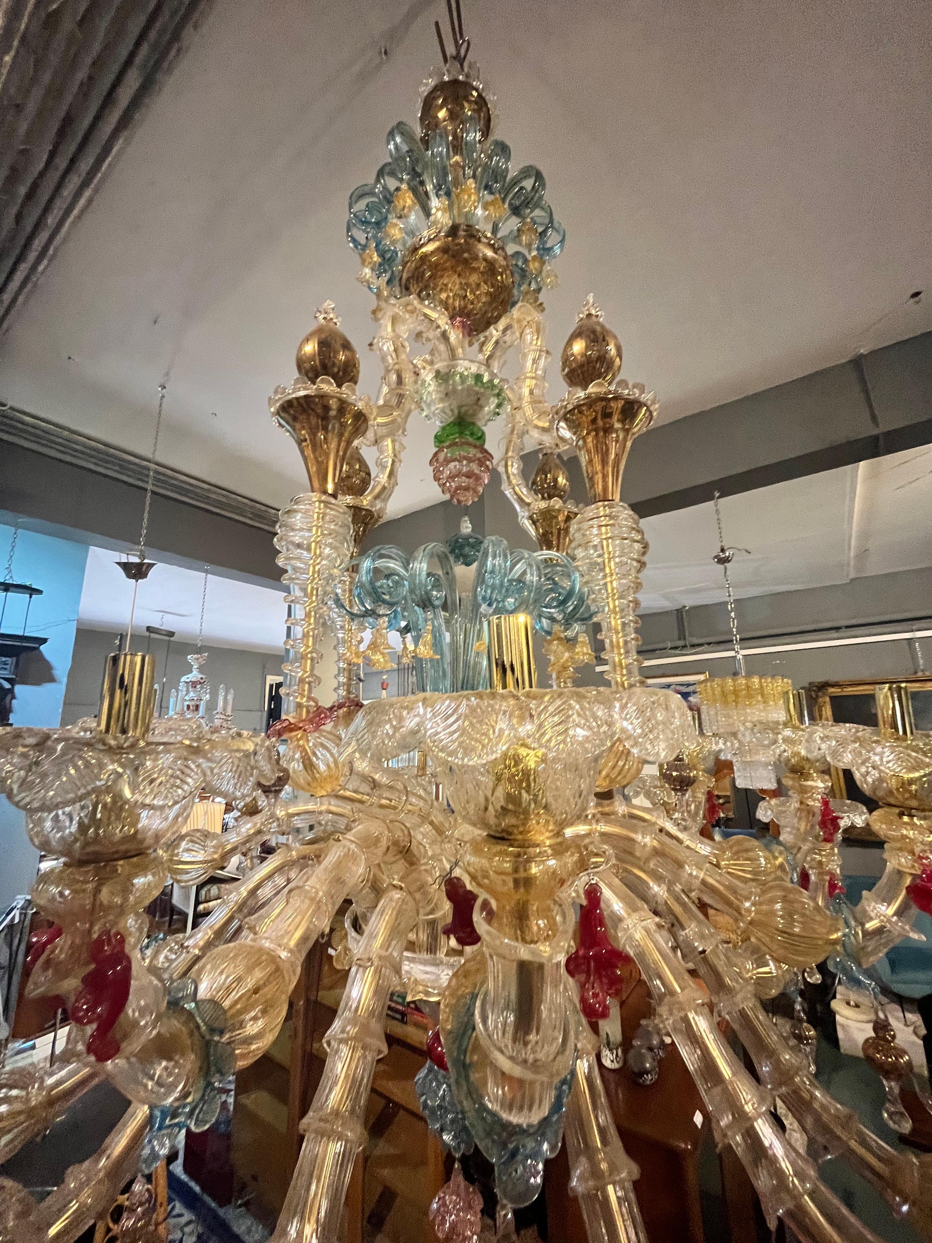 Vetro di Murano Sumptuous chandelier in Murano Ca'rezzonico with 20 lights in vendita