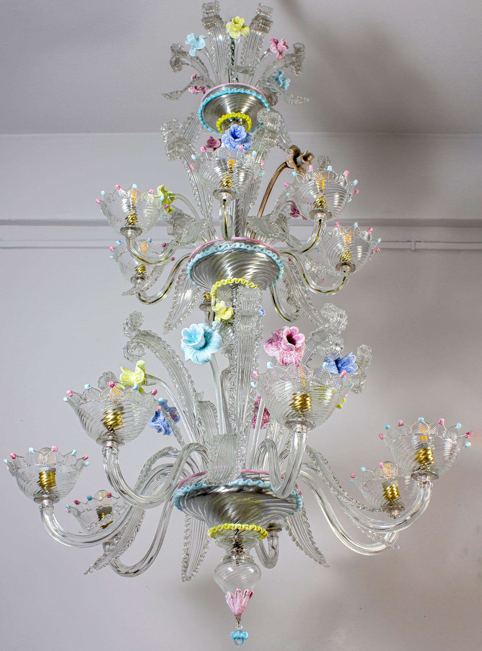 Sumptuous Classic Murano Glass Multicolor Chandelier 1970' In Excellent Condition For Sale In Rome, IT