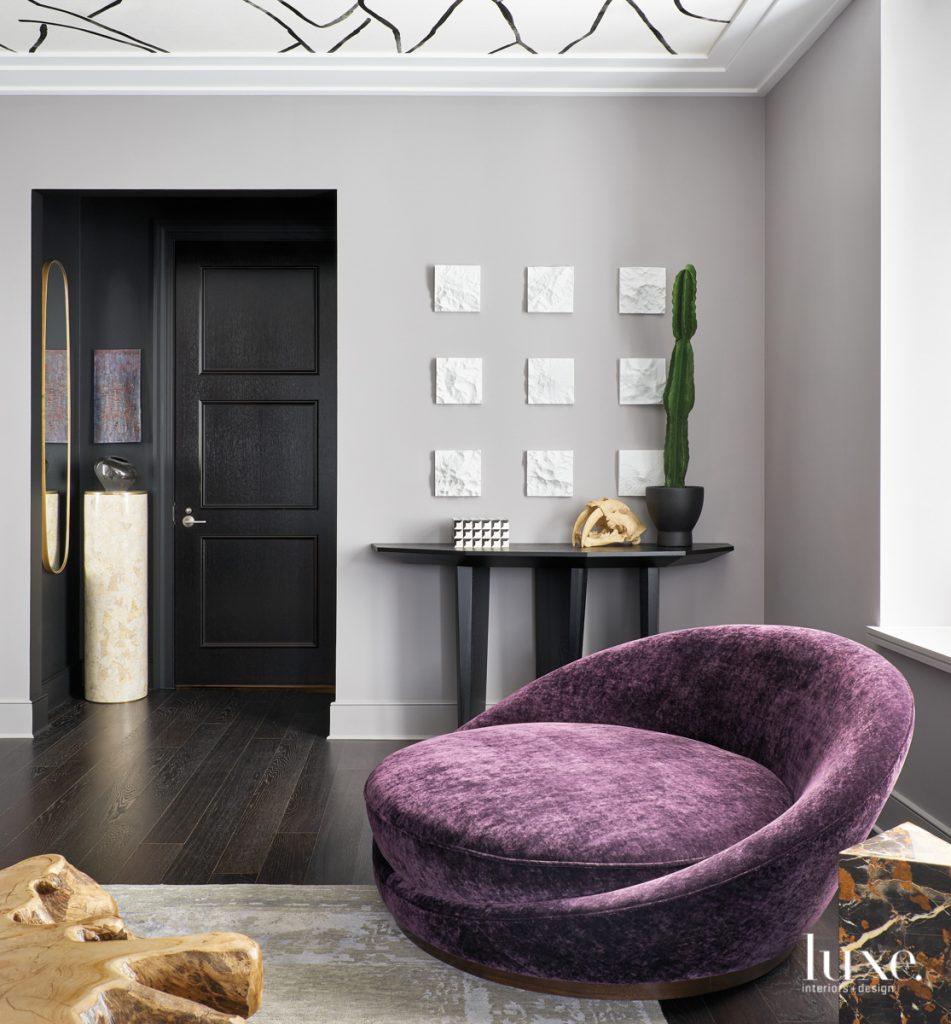 Tissu d'ameublement Somptueuse chaise longue violette « Satellite » de style Milo Baughman en vente