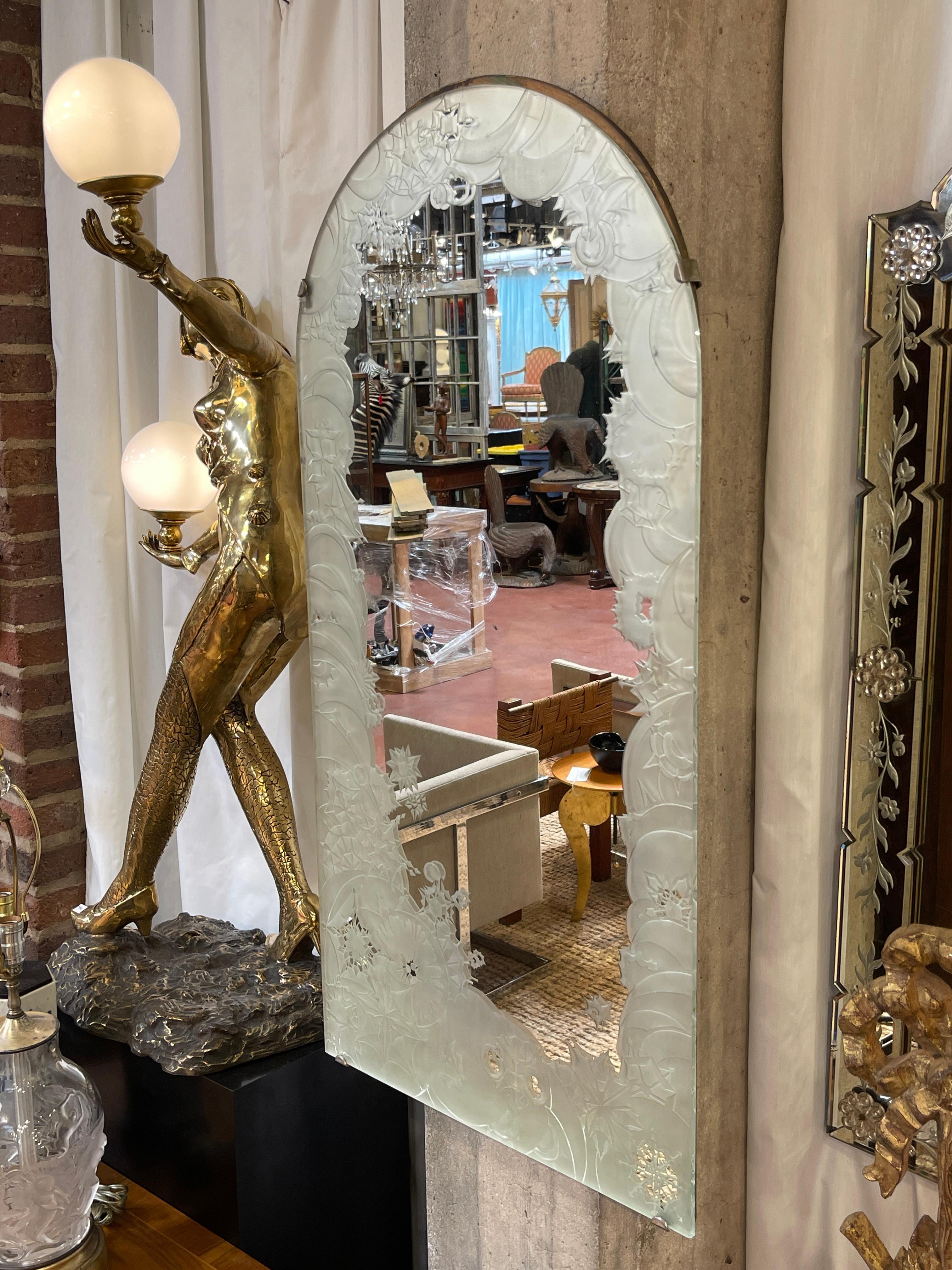 Art Déco Sontuoso e fantastico specchio floreale inciso in stile Art Deco francese in vendita