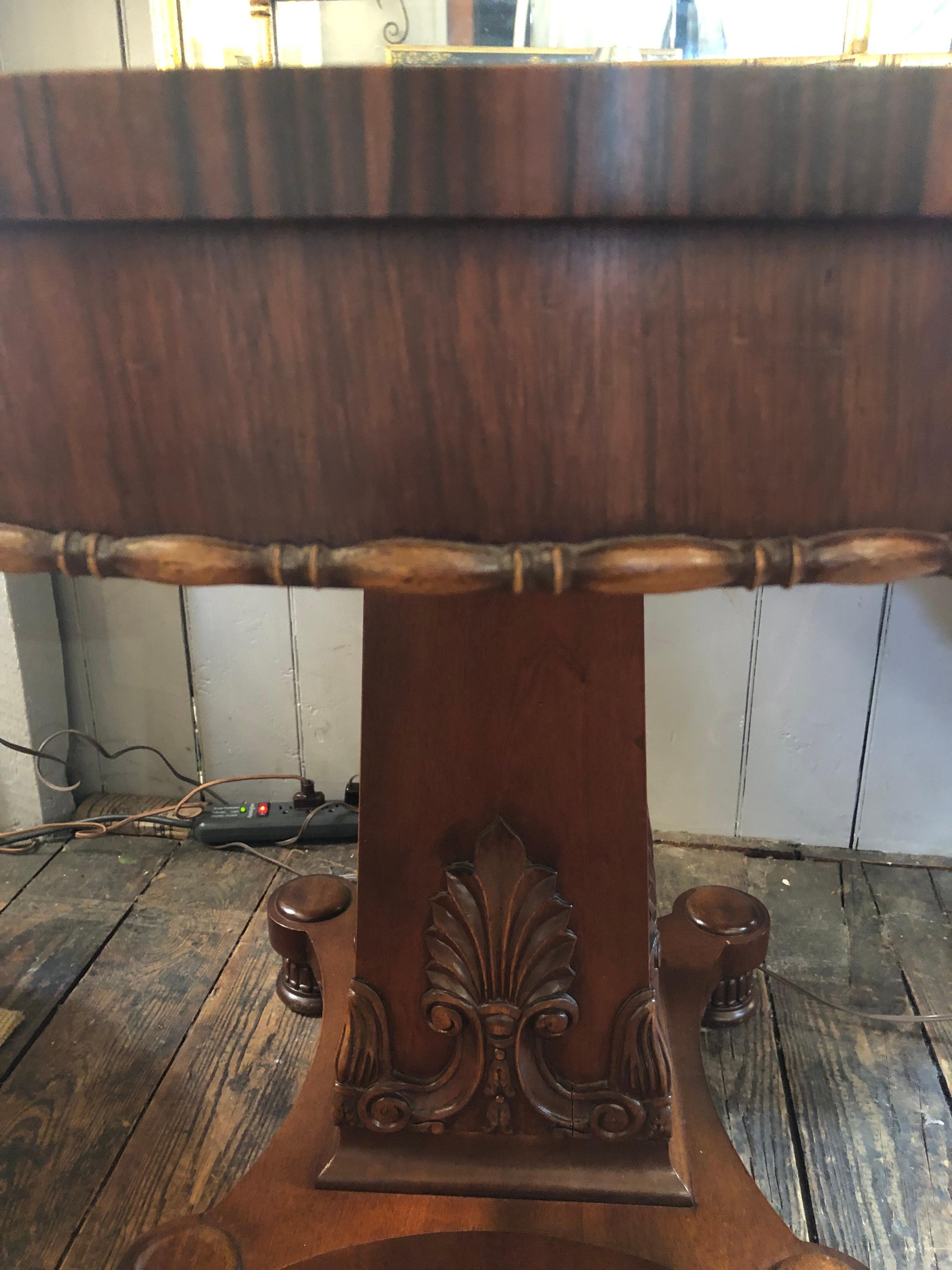 Fin du 20e siècle Somptueuse table ronde en acajou plaqué ébène et satiné en vente