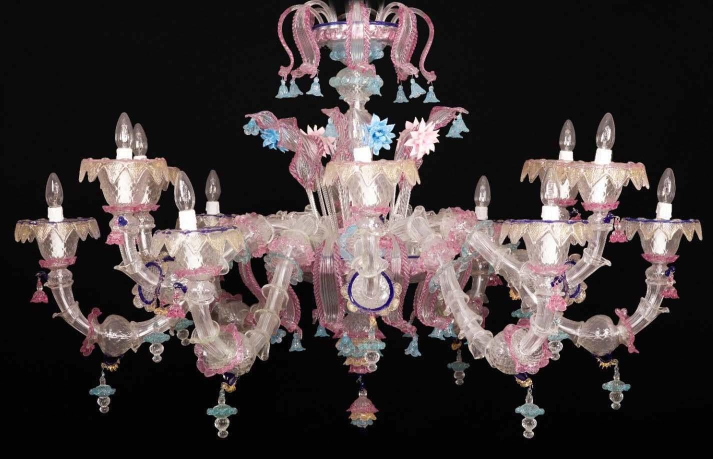 Magnifique lustre de Murano avec 18 bras et une multitude de fleurs roses et célestes en pâte de verre et inclusion d'or, créant un effet de lumière magique.
Disponible également en paire.
18 ampoules E14. Nous pouvons adapter le câblage aux