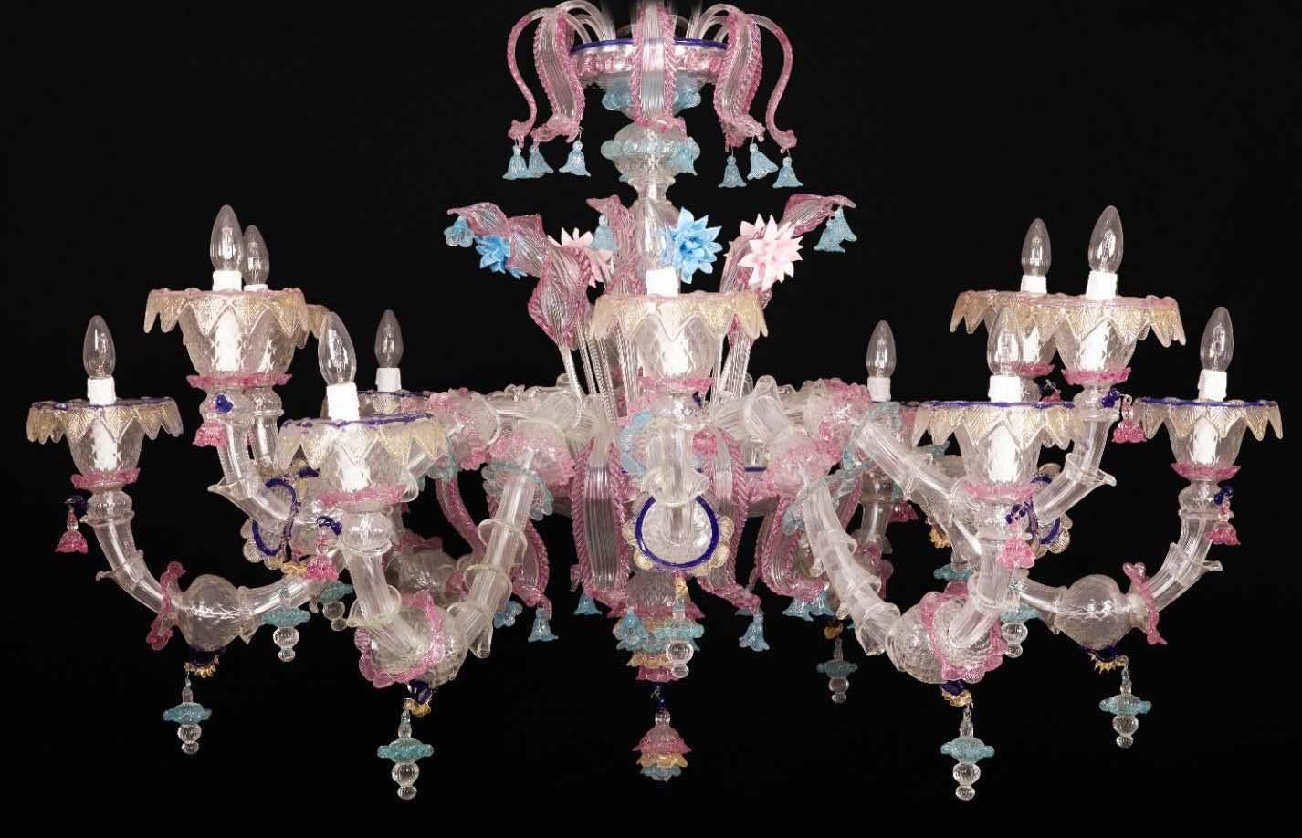 Bellissimo lampadario di Murano con 18 bracci e una moltitudine di fiori rosa e celesti in pasta di vetro e inclusione d'oro, che creano un magico effetto di luce.
Disponibile anche in coppia.
18 lampadine E14. Possiamo cablare secondo gli