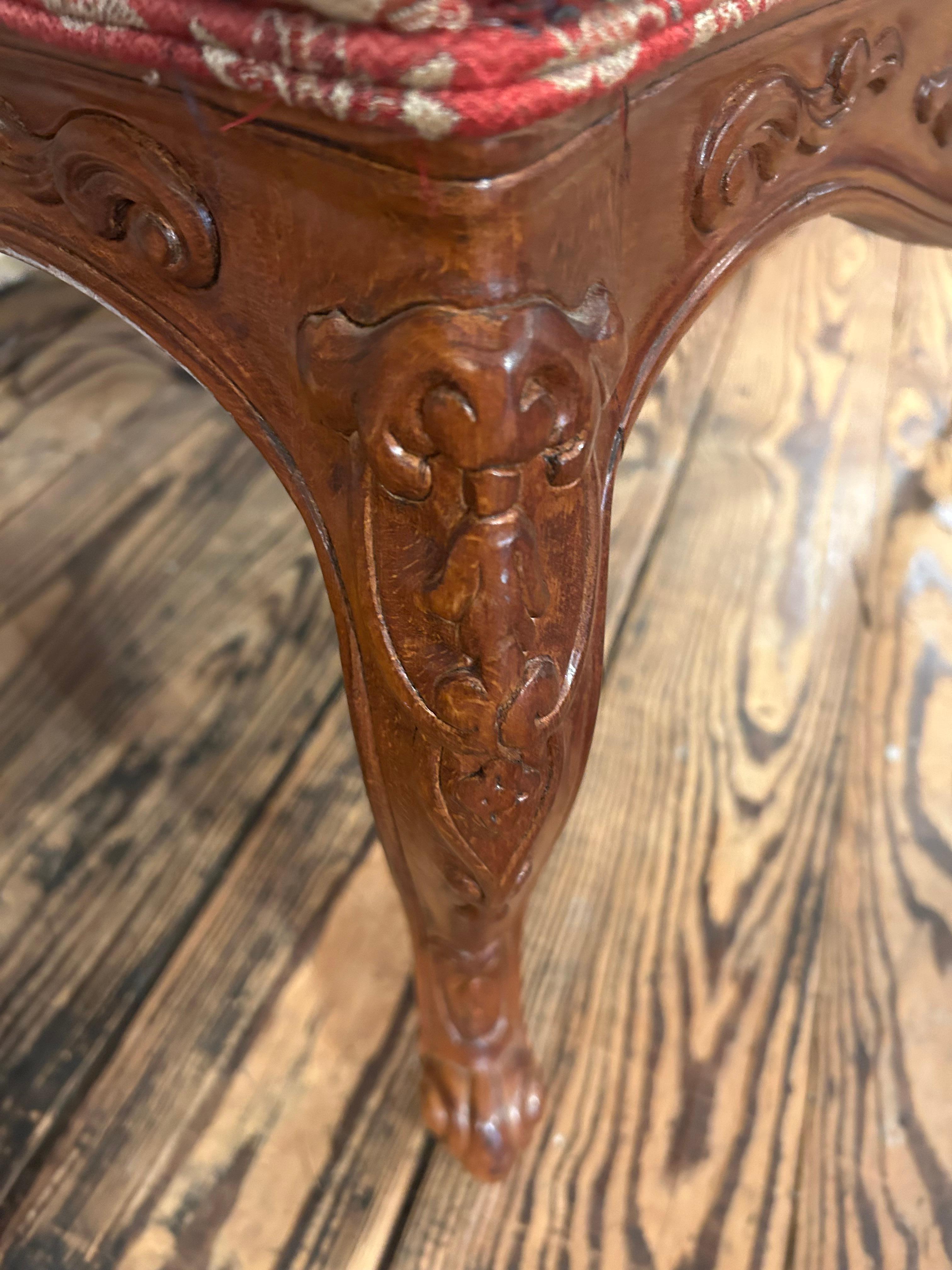 Sontuosa coppia di poltrone in legno intagliato e imbottite in stile francese In condizioni buone in vendita a Hopewell, NJ