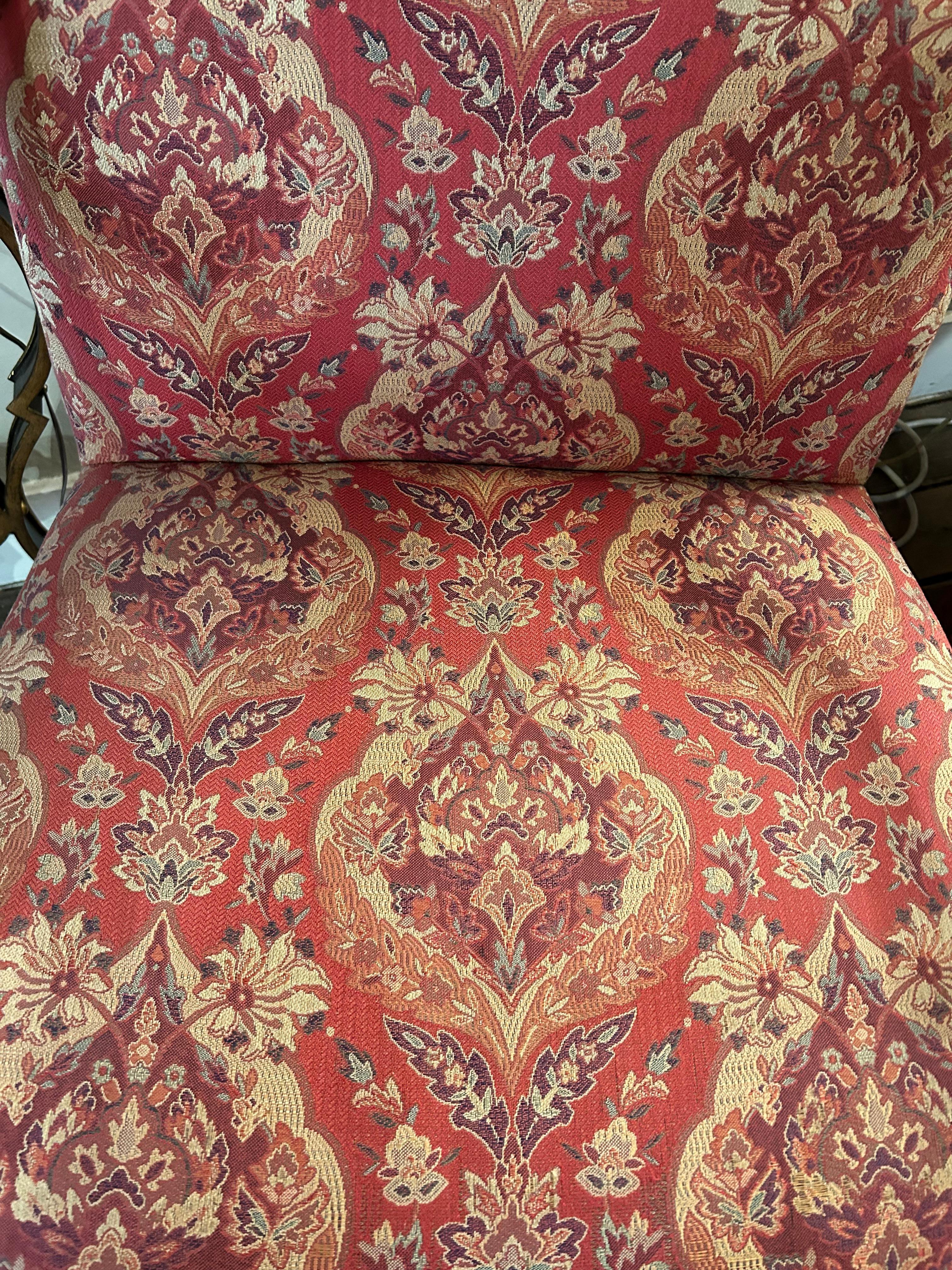 XXI secolo e contemporaneo Sontuosa coppia di poltrone in legno intagliato e imbottite in stile francese in vendita