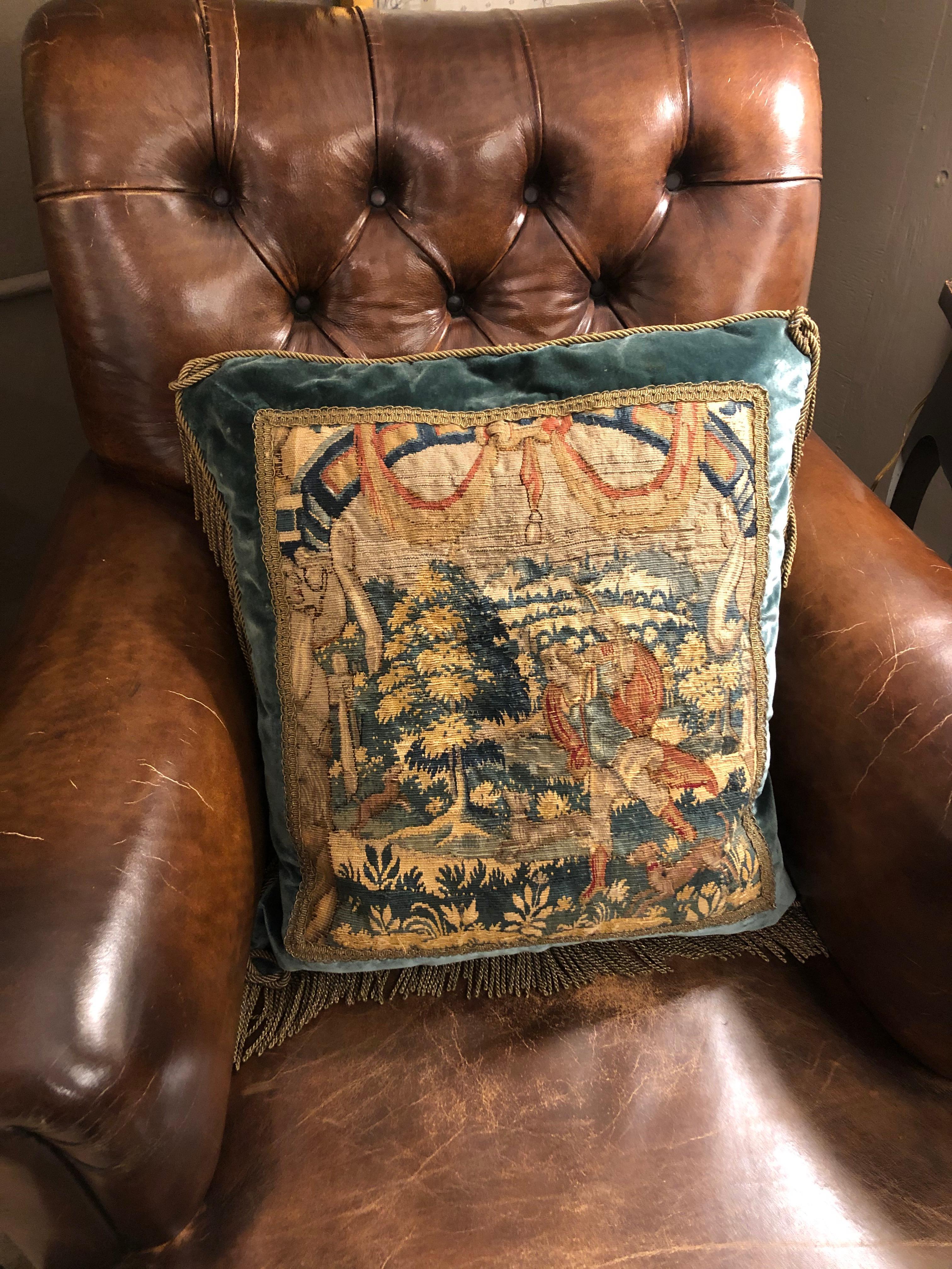 Sumptuous Pair of Late 18th Century Belgian Tapestry Pillows In Good Condition In Hopewell, NJ