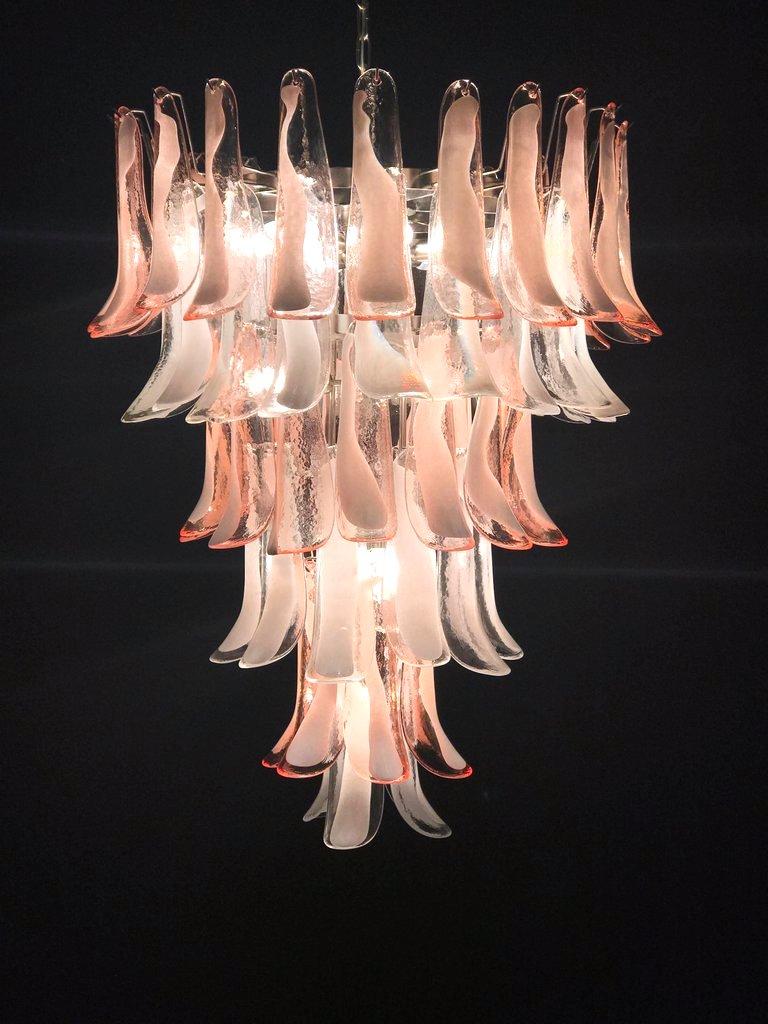Sumptuous Pink and White Petal Murano Glass Chandelier, Italy, 1980s In Excellent Condition For Sale In Rome, IT