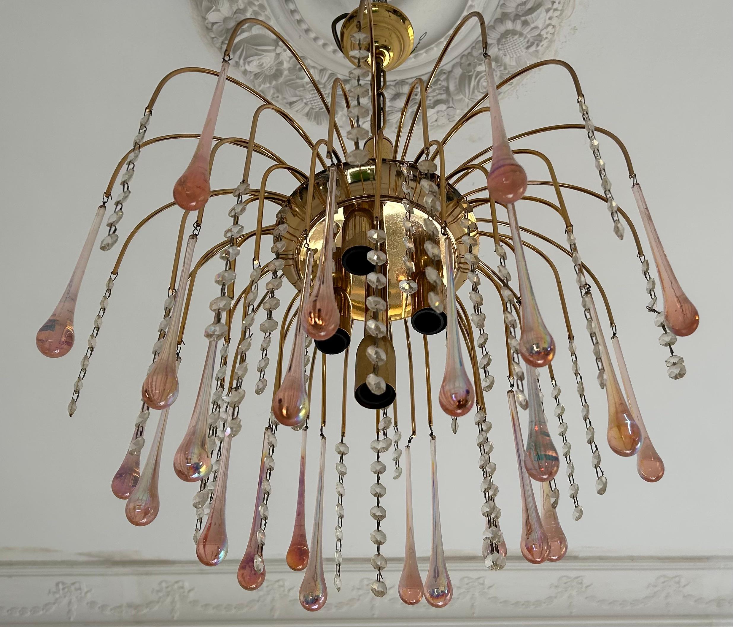 Lampadario magico e scintillante, realizzato in puro vetro di Murano. Un autentico Jewell di Murano. Si potrebbero passare ore a contemplare i suoi infiniti riflessi di luce.