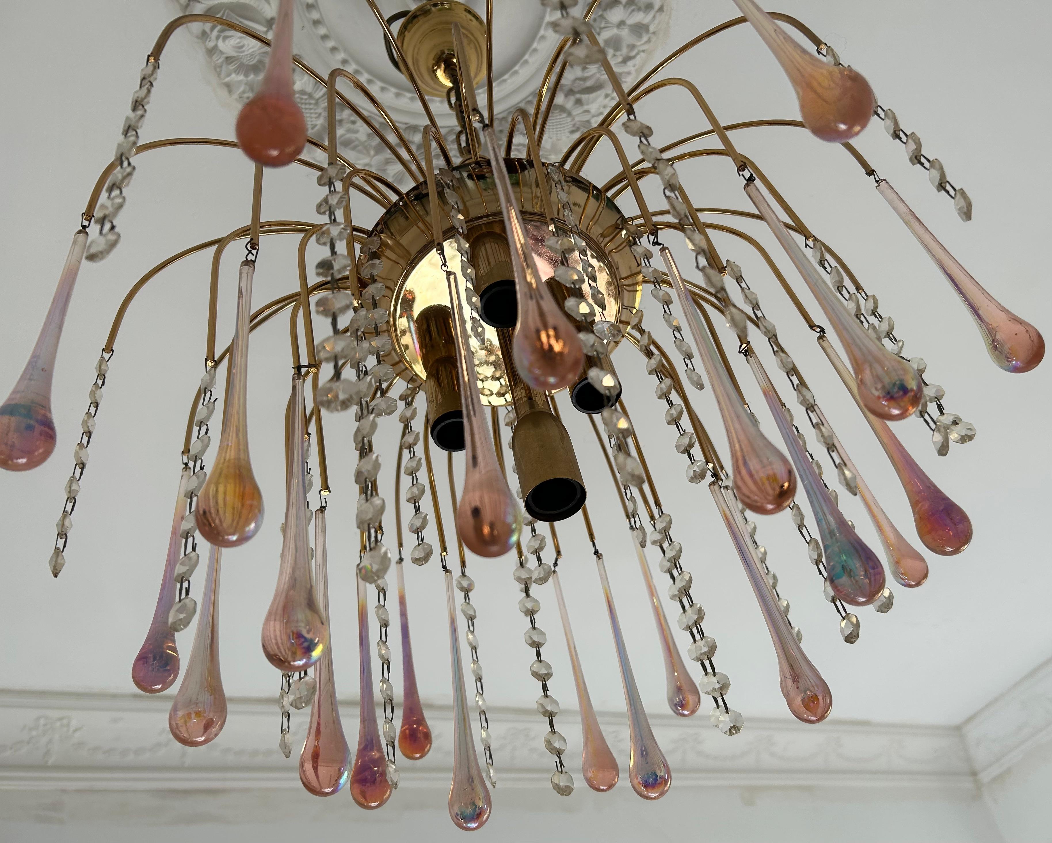 XX secolo Sontuoso lampadario a gocce di pioggia rosa di Murano, anni '80 in vendita