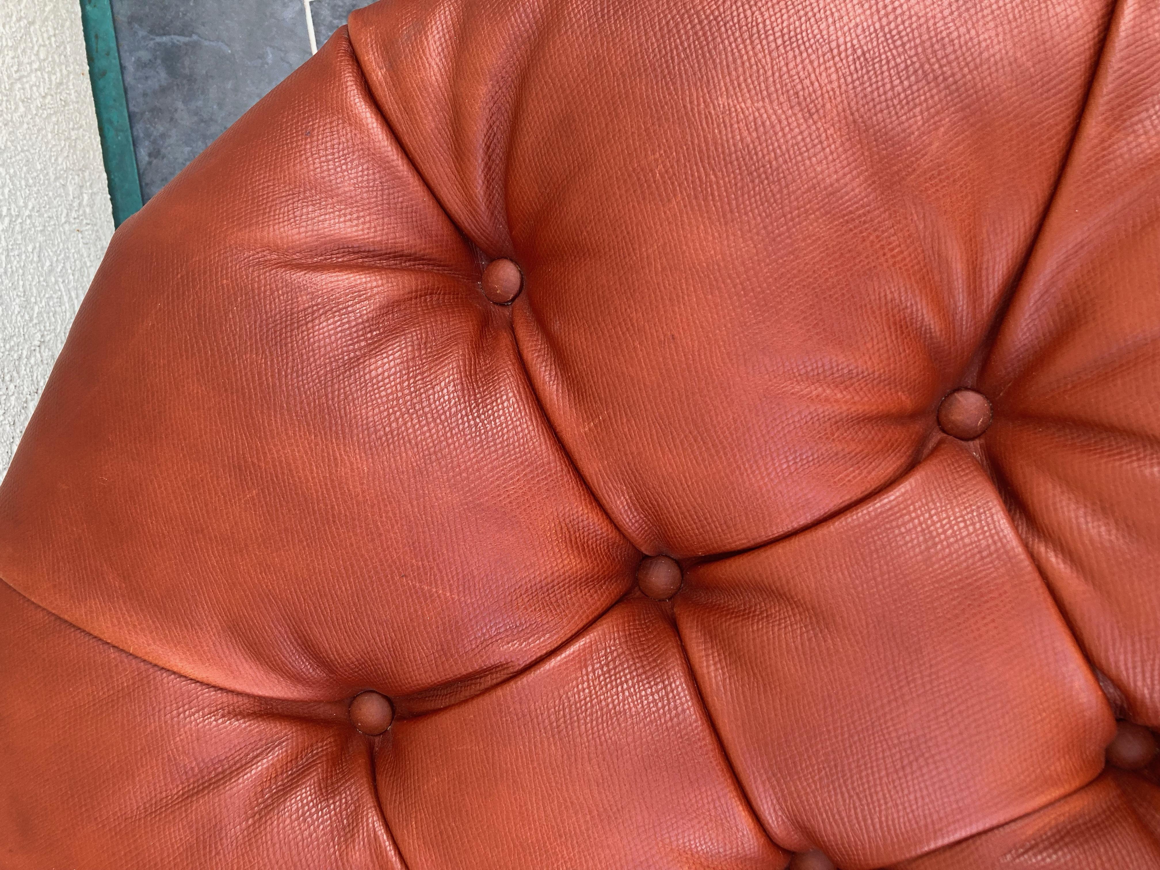XXIe siècle et contemporain Table basse ottomane ronde en cuir touffeté rouge « Pumpkin » Ferrell Mittman en vente