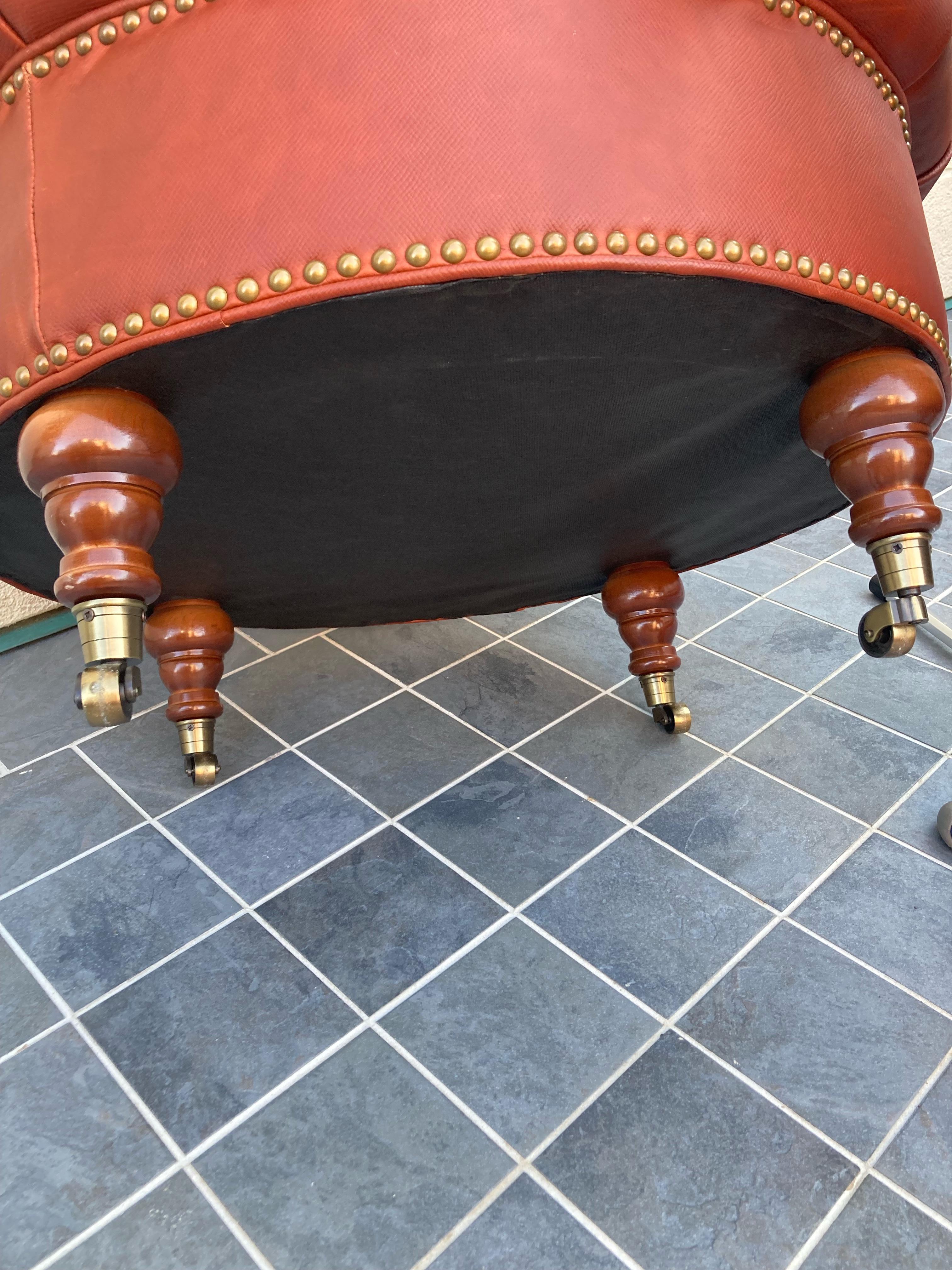 Table basse ottomane ronde en cuir touffeté rouge « Pumpkin » Ferrell Mittman en vente 3