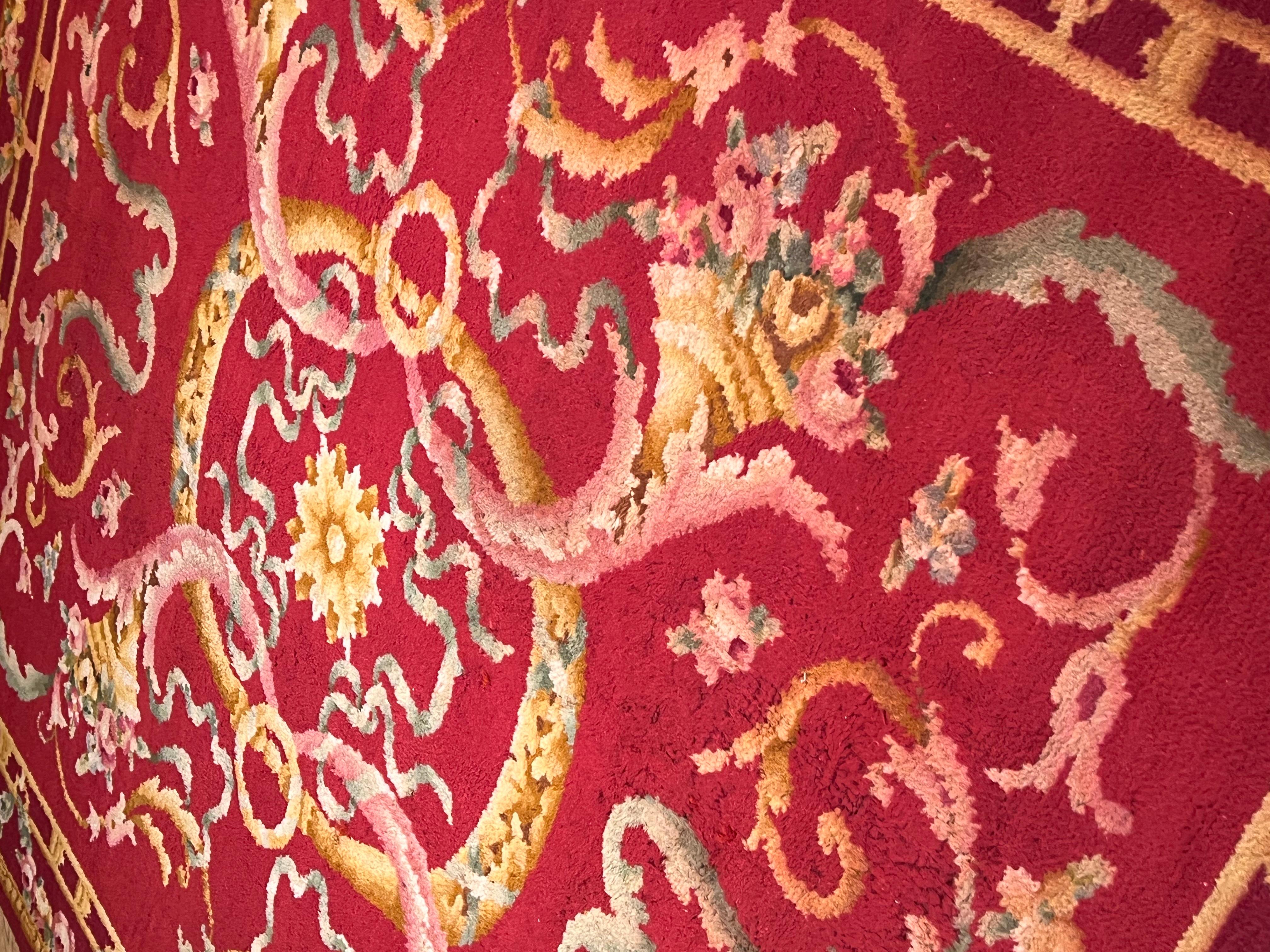 Prächtige rote Savonnerie mit prächtigem Hintergrund im Louis XV-Stil im Zustand „Relativ gut“ im Angebot in Firenze, IT