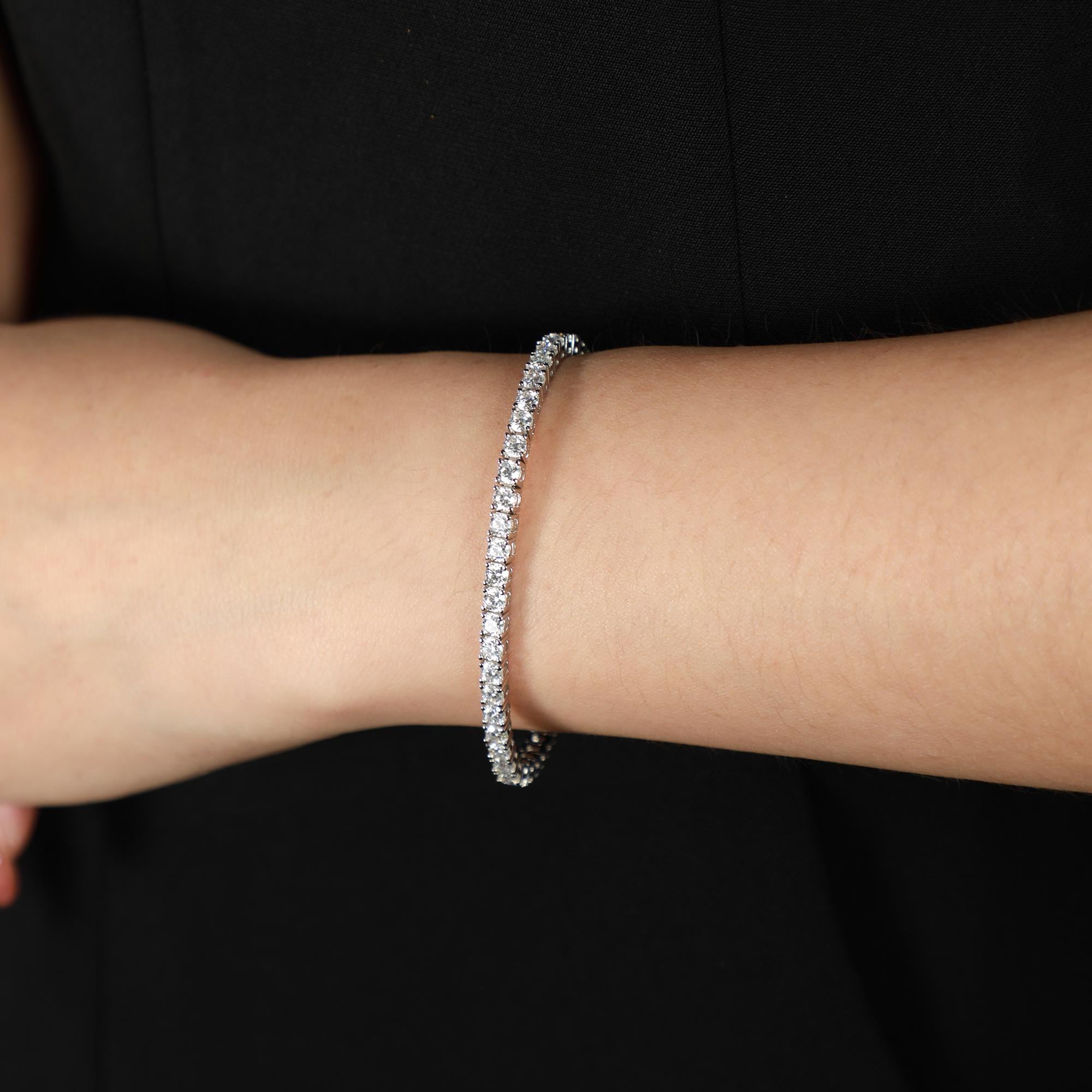 Eleganza con la bellezza senza tempo di questo bracciale tennis in oro bianco 14K con diamanti rotondi. Caratterizzata da squisiti diamanti naturali, ogni pietra è incastonata meticolosamente per creare un luccichio continuo.

Informazioni sul