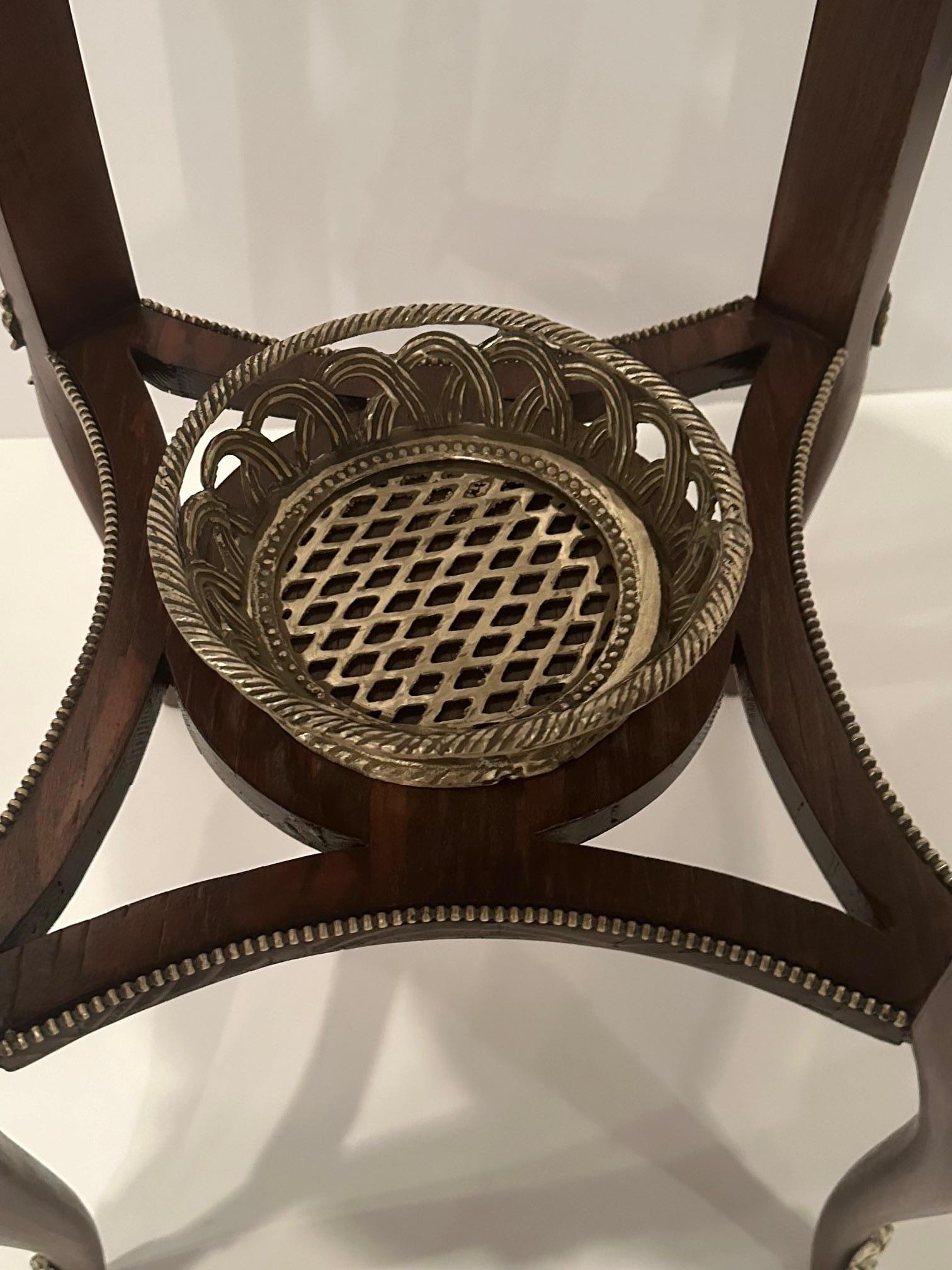 Somptueuse table d'appoint ronde en acajou marqueté avec montures en bronze en vente 3