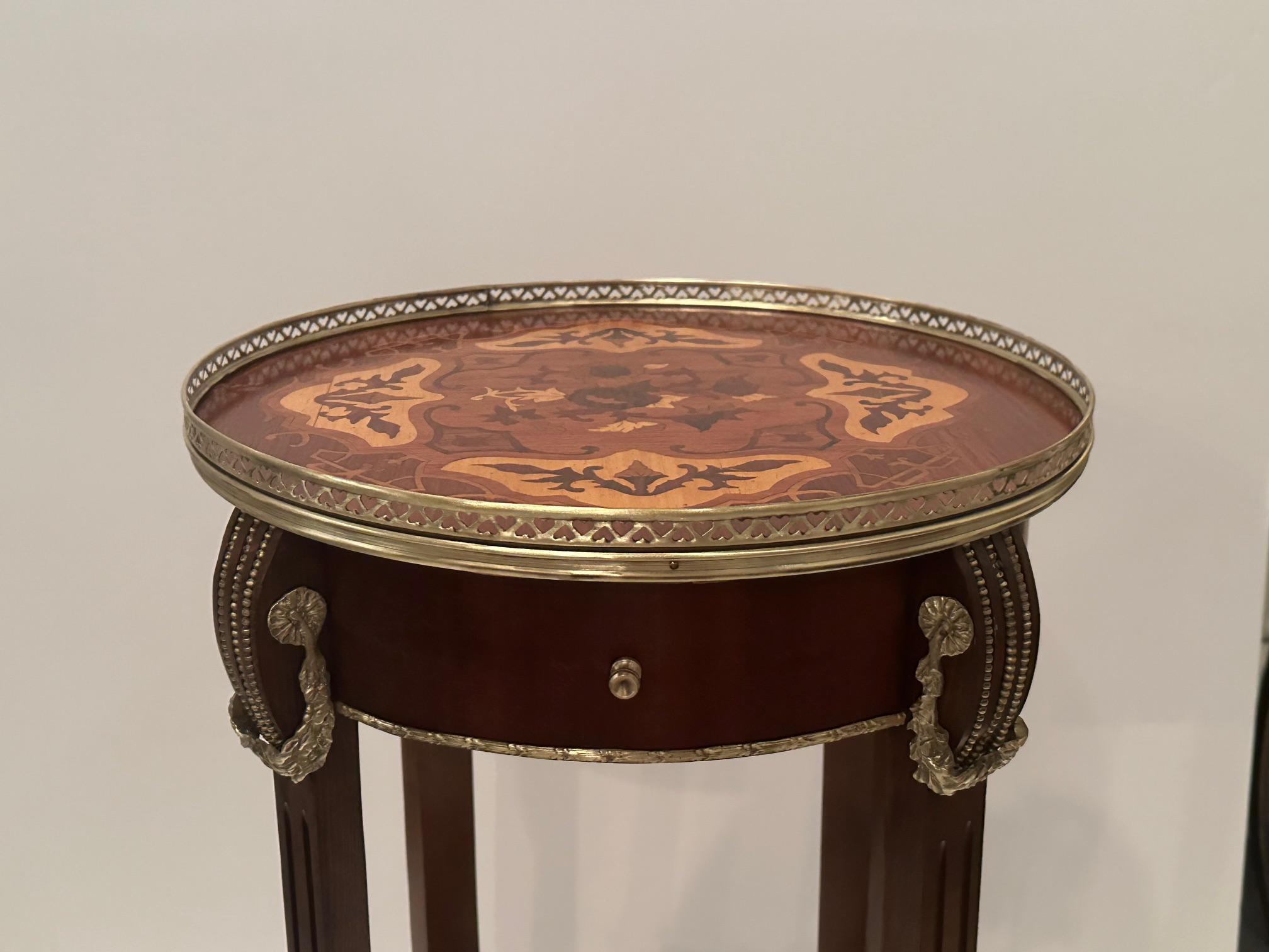 Sumptuous Round Mahogany Inlaid Side Table with Bronze Mounts For Sale 5