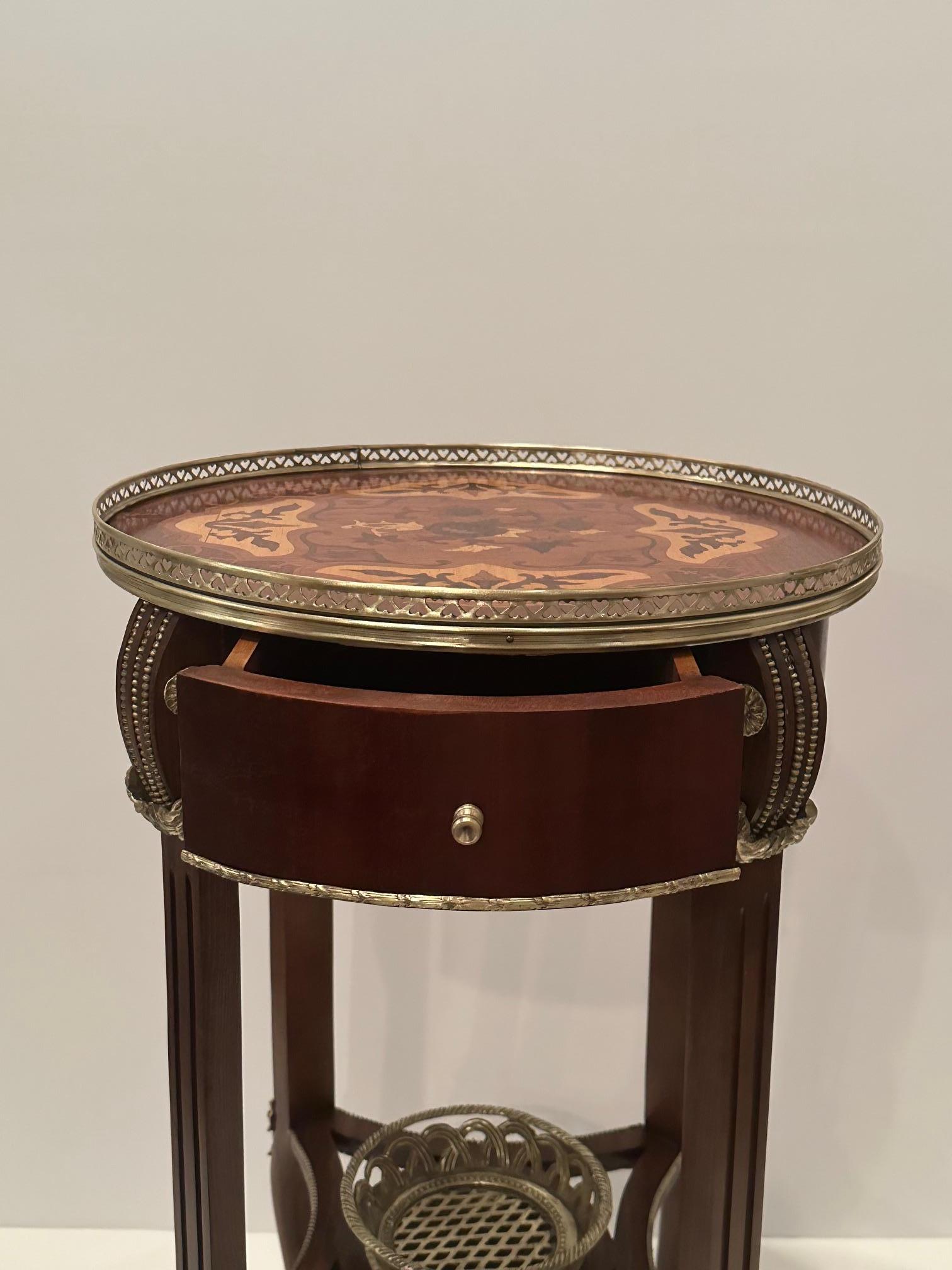 Somptueuse table d'appoint ronde en acajou marqueté avec montures en bronze en vente 5